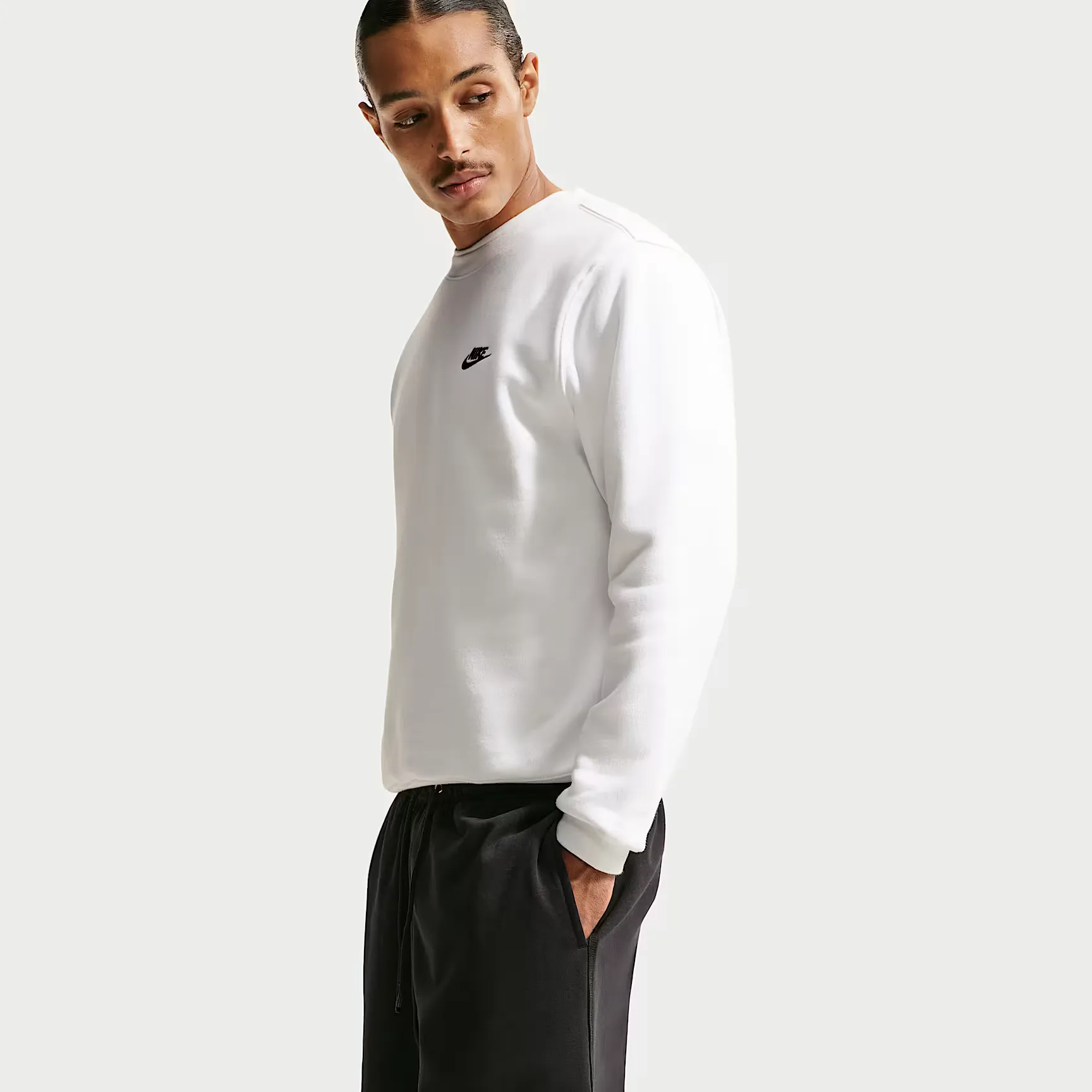 000000_Nike-Club-Flow-Fleece-Short_Black_FN3520-010_img3