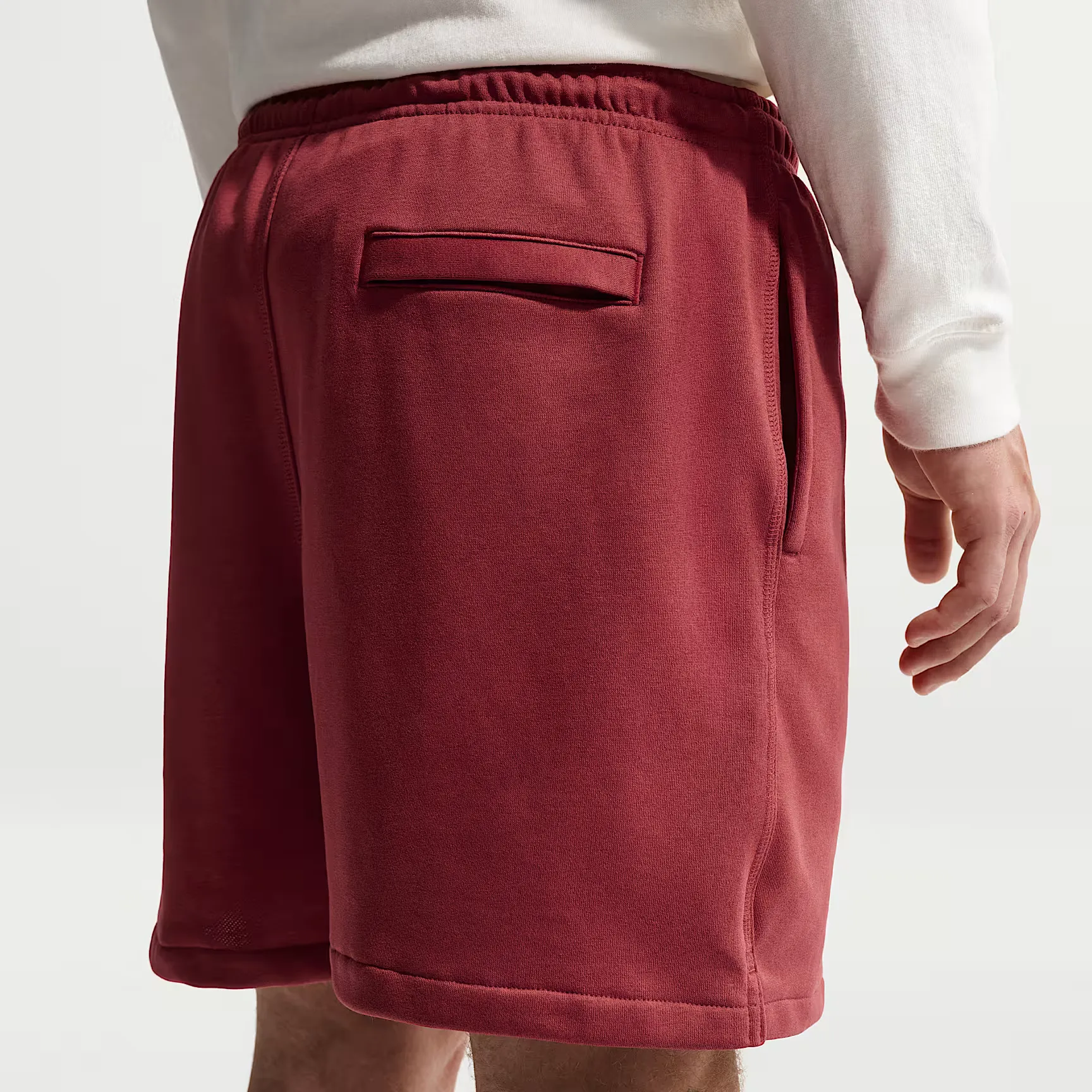 000000_Nike-Club-Flow-Fleece-Short_Team-Crimson_FN3520-613_img2