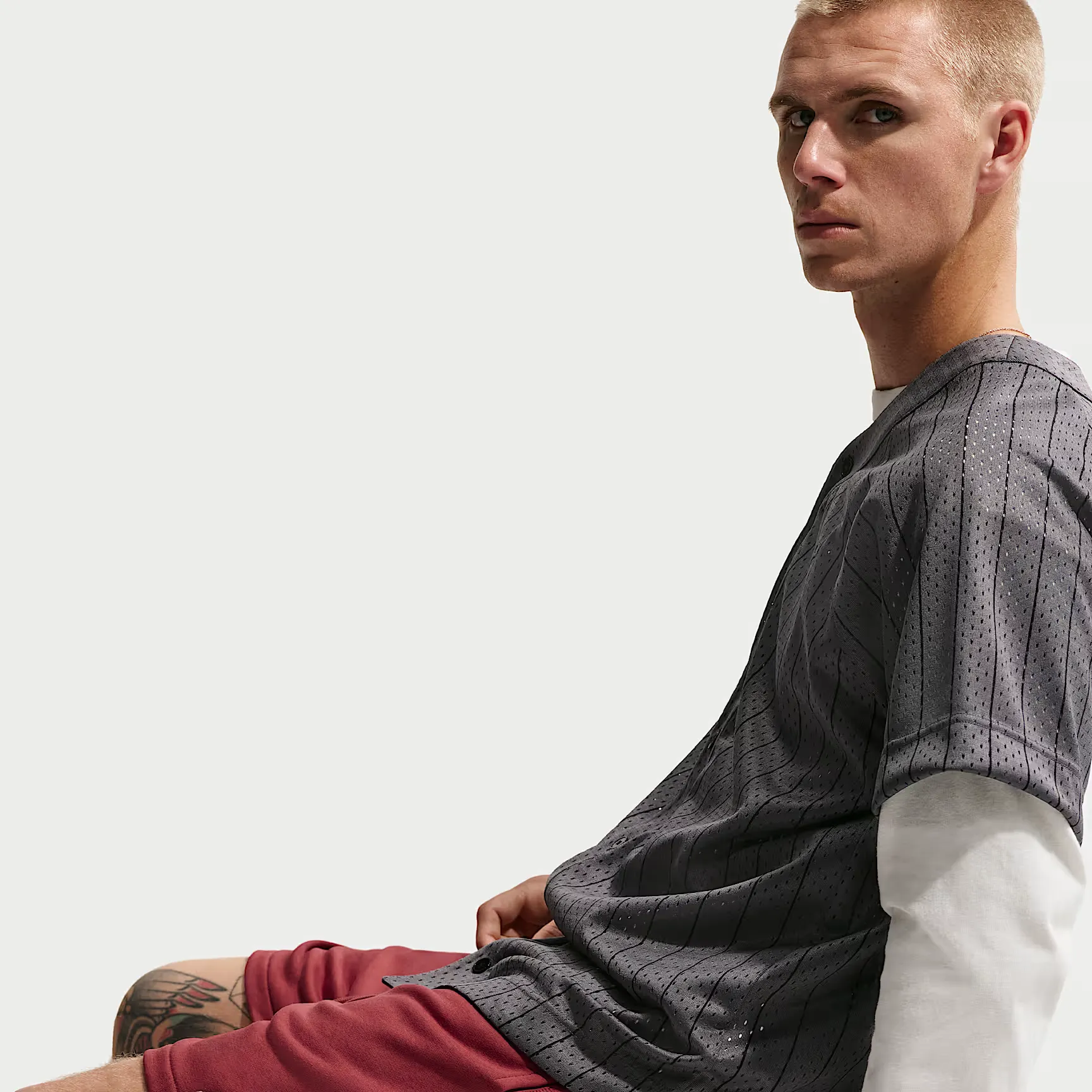 000000_Nike-Club-Flow-Fleece-Short_Team-Crimson_FN3520-613_img3