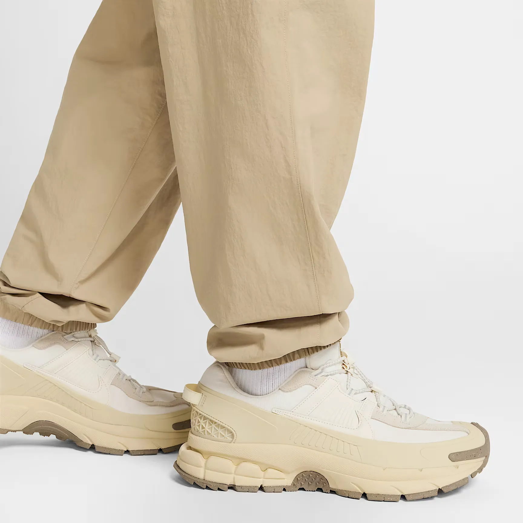 000000_Nike-Sportswear-Club-Woven-Cargo-Pants_Parachute-Beige-White_HJ1990-297_img5