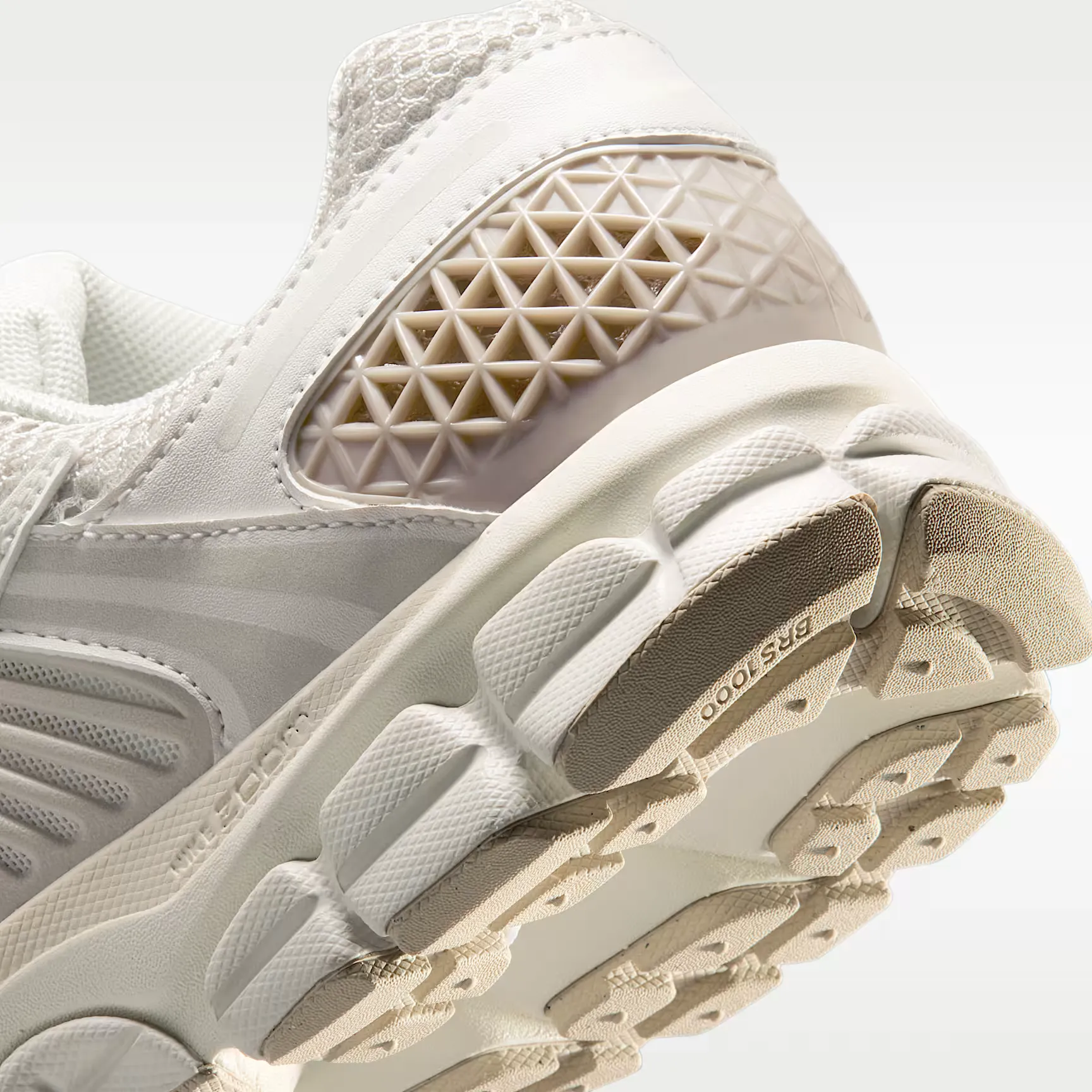 000000_Nike-Zoom-Vomero-5_Phantom-Cream_FB9149-006_img7