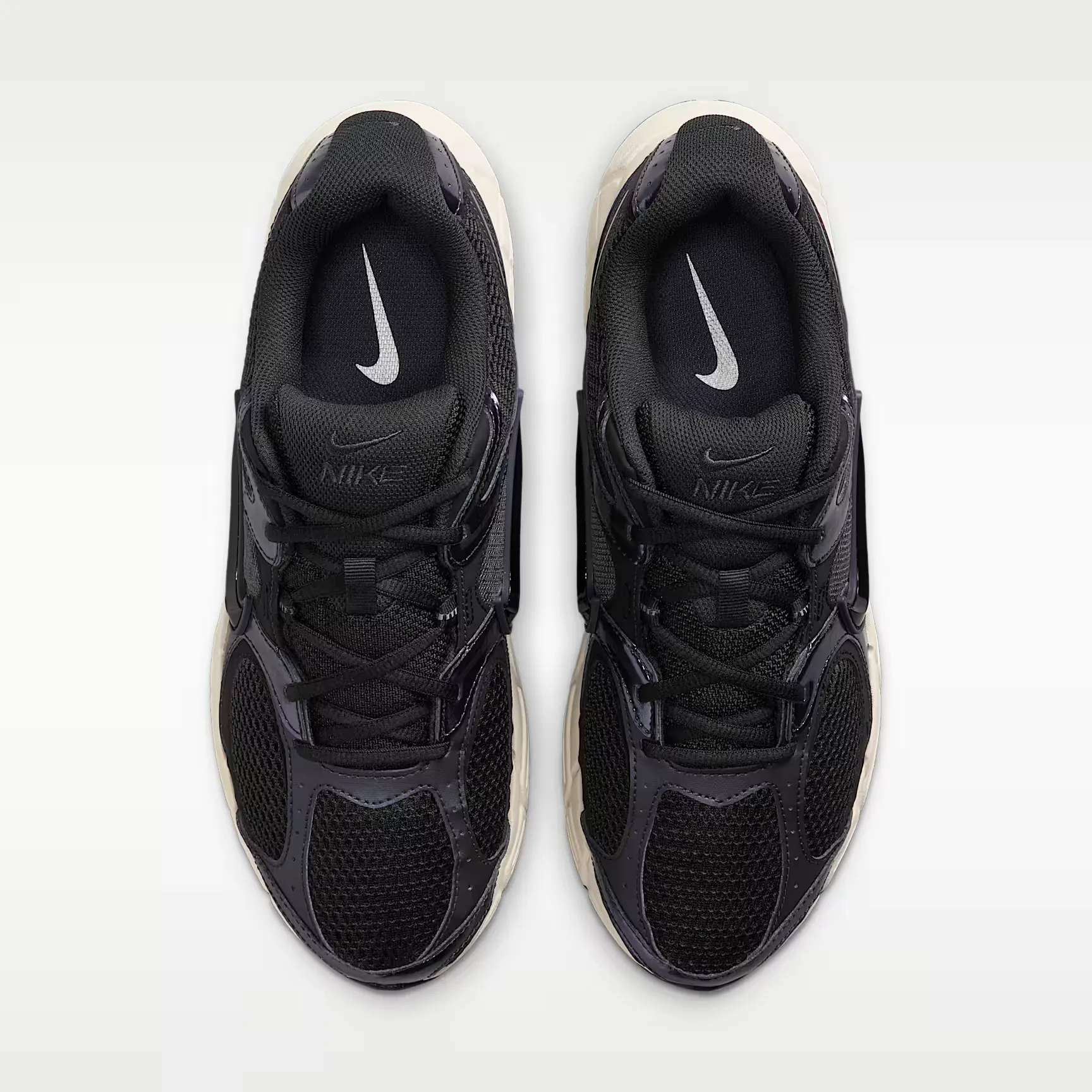 000000_Nike-V5-RNR_Off-Noir-Gridiron_HJ5228-013_img3