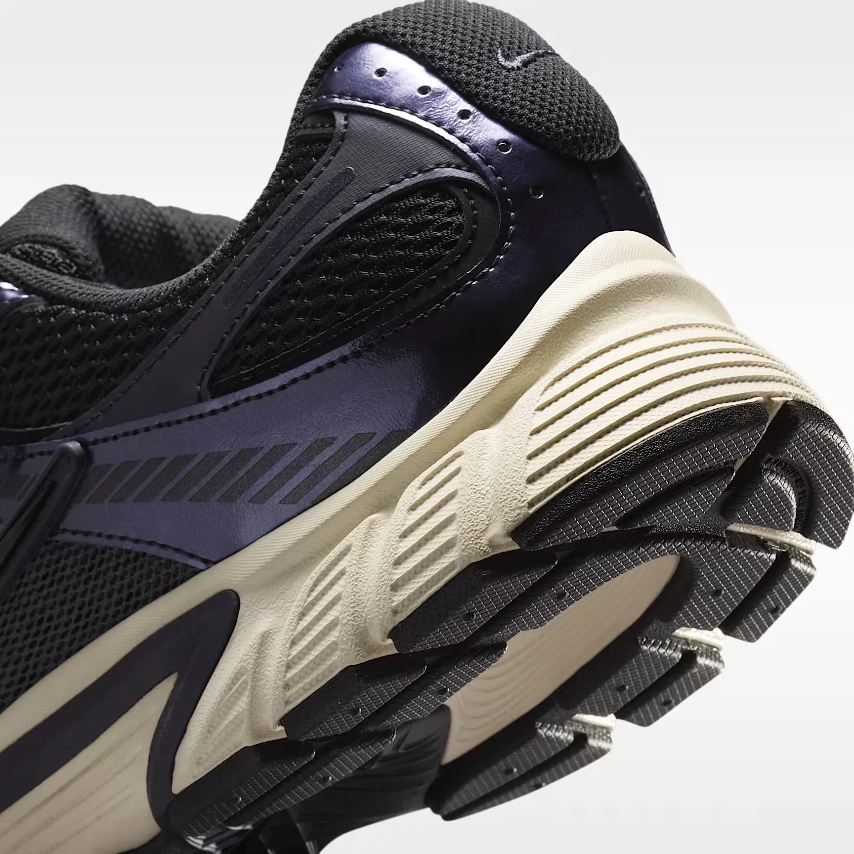 000000_Nike-V5-RNR_Off-Noir-Gridiron_HJ5228-013_img7