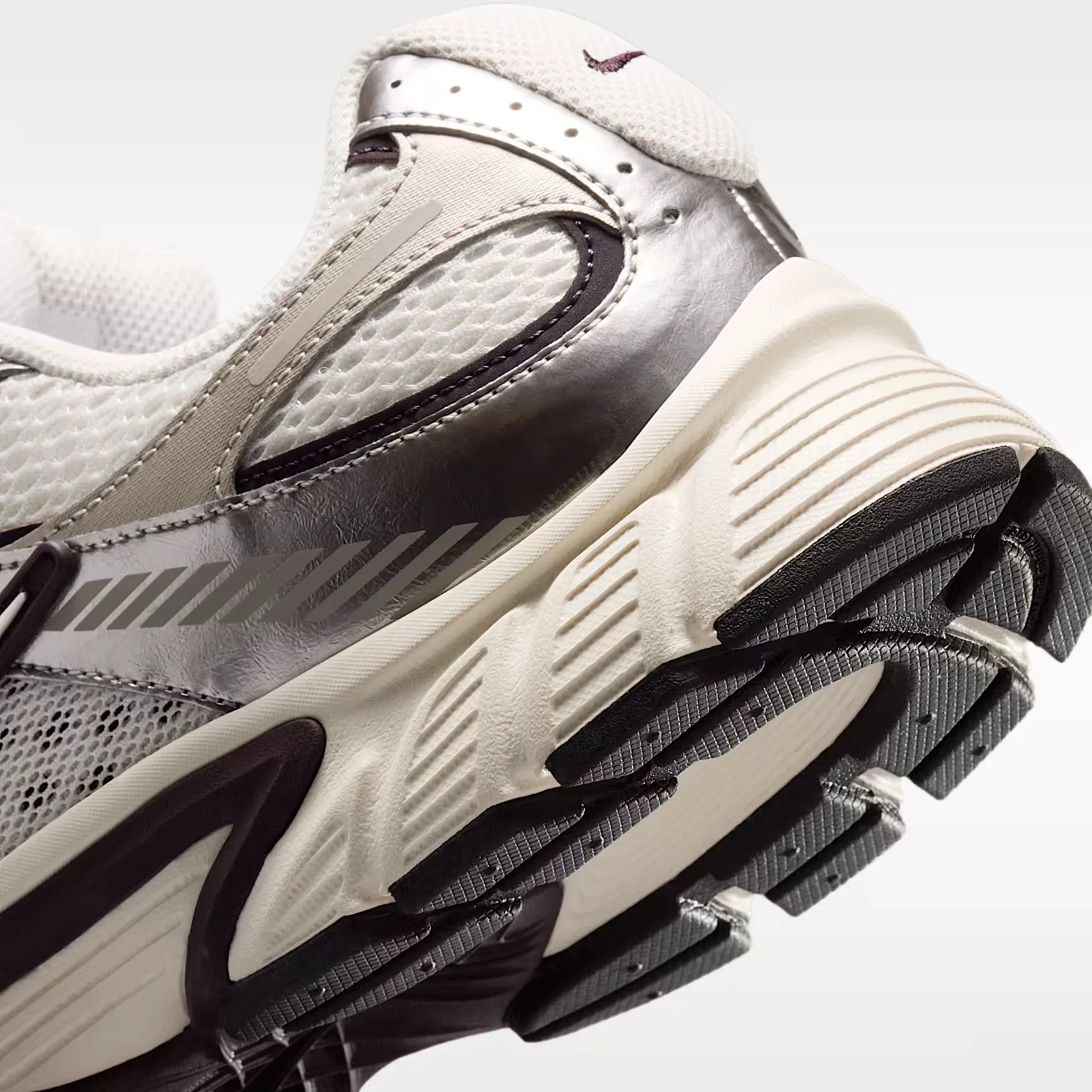 000000_Nike-V5-RNR_Phantom-Burgundy-Ash_HJ5228-011_img7