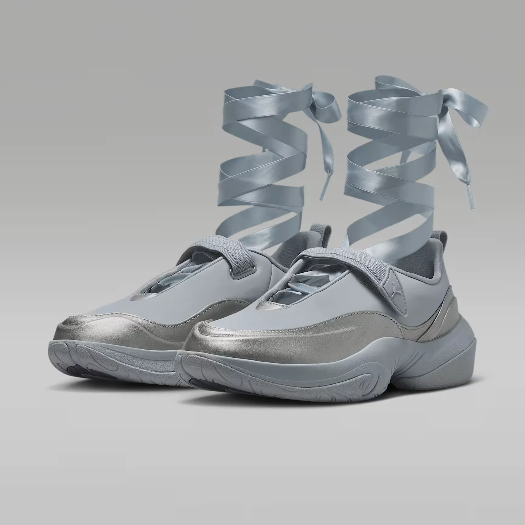 000000_Jordan-Pointe-WMNS_Metallic-Silver_IB8597-002_img4