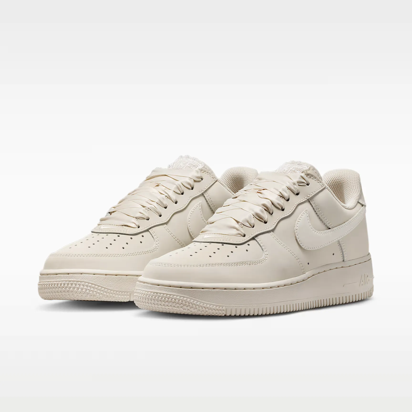 000000_Nike-Air-Force-1-Retro-Premium-WMNS_Oatmeal_IR0871-100_img4