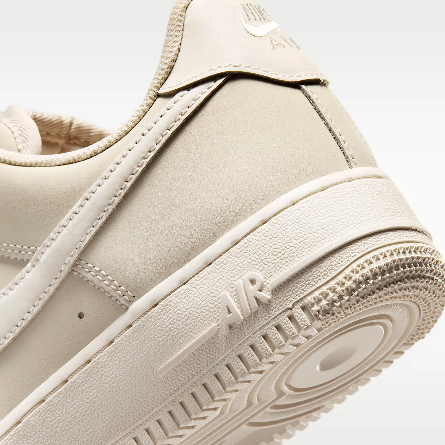000000_Nike-Air-Force-1-Retro-Premium-WMNS_Oatmeal_IR0871-100_img7