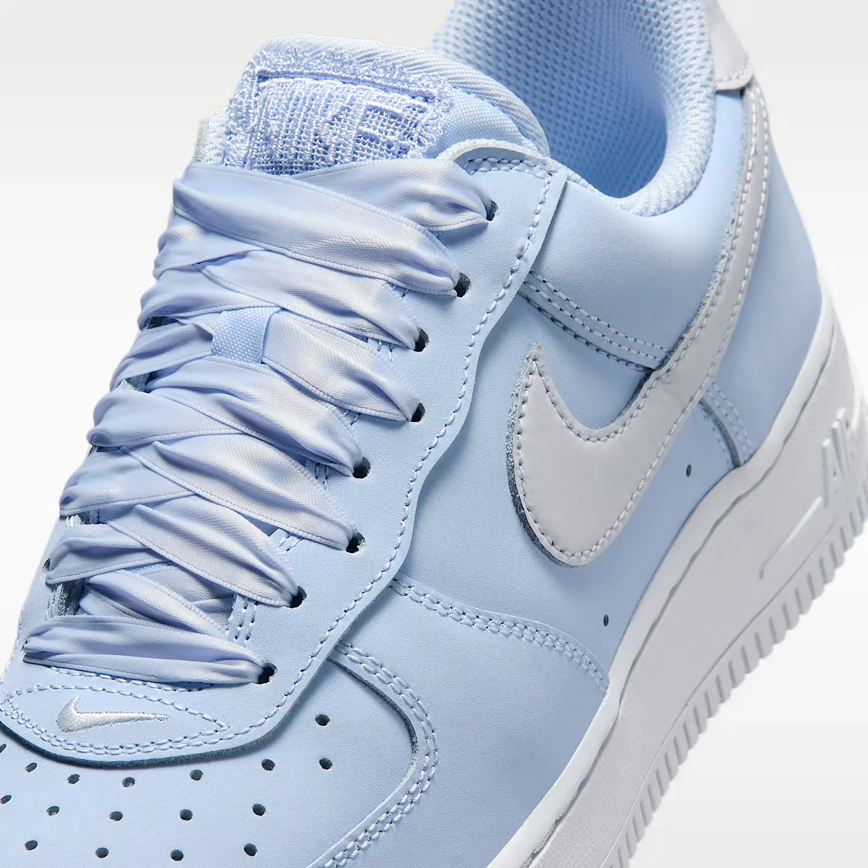 000000_Nike-Air-Force-1-Retro-Premium-WMNS_Hydrogen-Blue_IR0871-400_img6