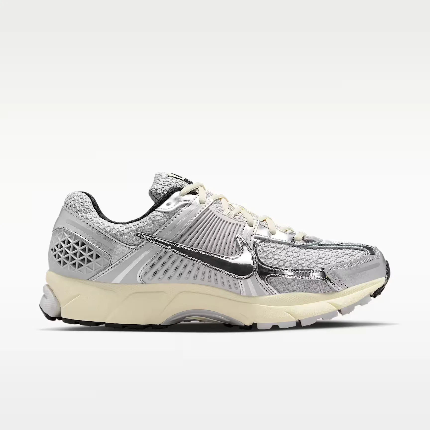 000000_Nike-Zoom-Vomero-5_Grey-Fog-Metallic-Silver_IM3486-002_img2