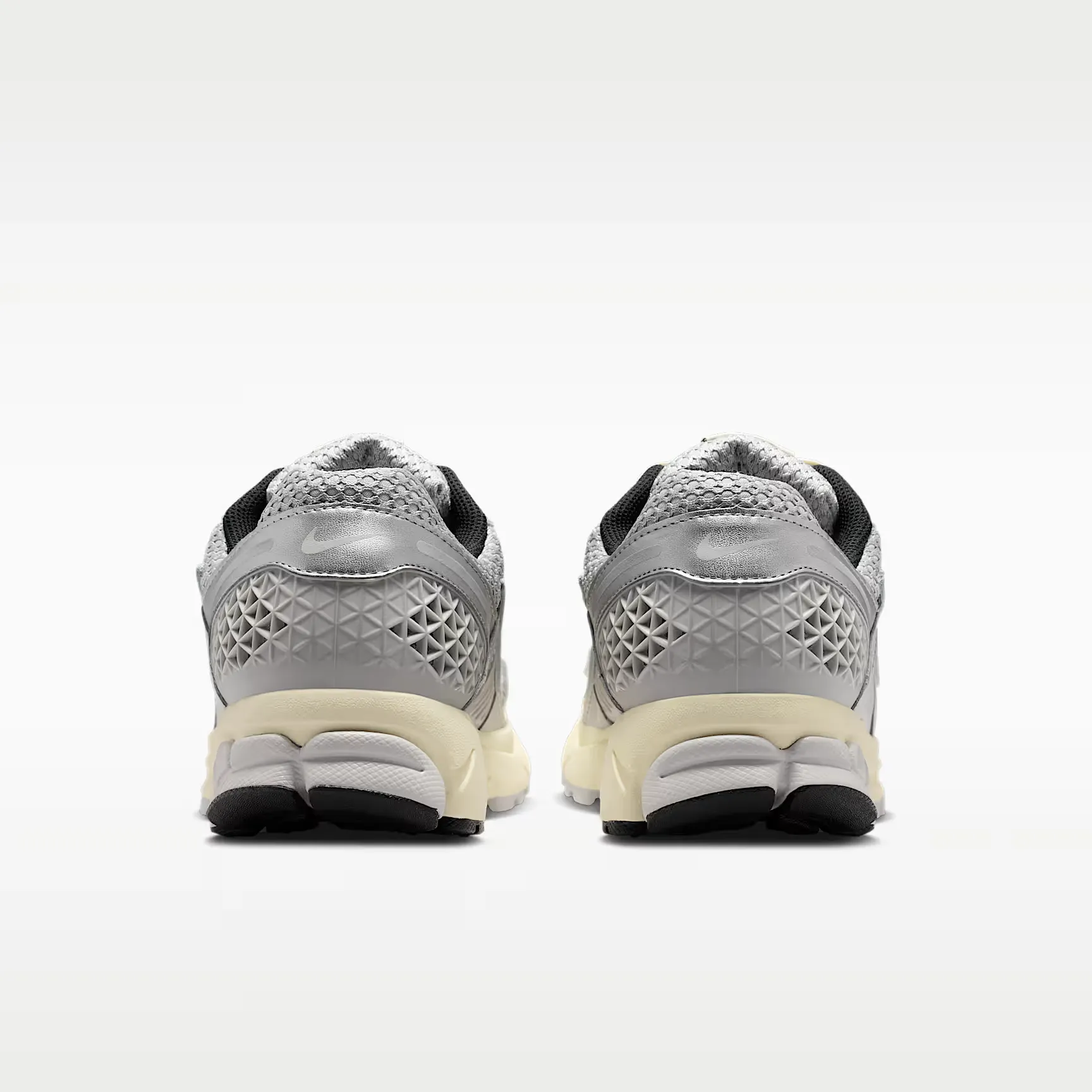000000_Nike-Zoom-Vomero-5_Grey-Fog-Metallic-Silver_IM3486-002_img5