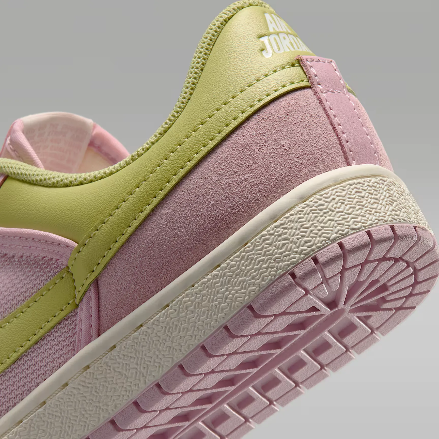 000000_Air-Jordan-Skyline-Low-WMNS_Iced-Carmine-Sail_IQ0704-607_img7