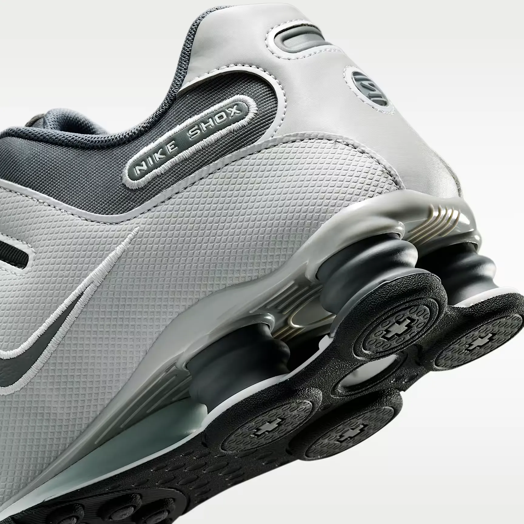 000000_Nike-Shox-NZ_Smoke-Grey_IQ8264-001_img7