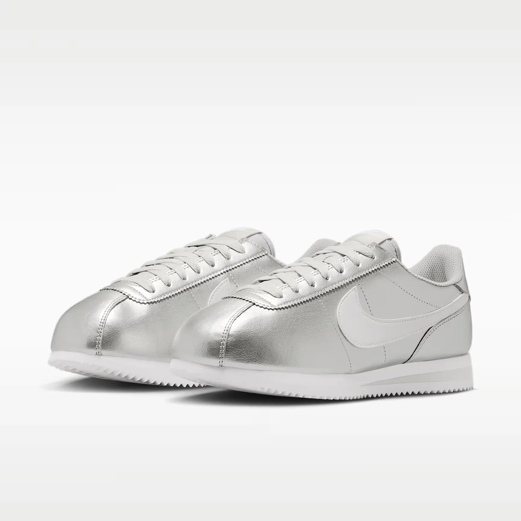 000000_Nike-Cortez-WMNS_Metallic-Silver_IR0042-001_img4