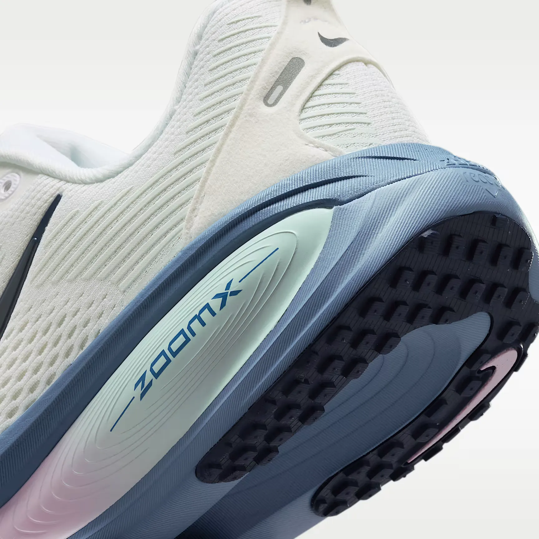 000000_Nike-Vomero-18-WMNS_White-Midnight-Navy_HM6804-115_img7