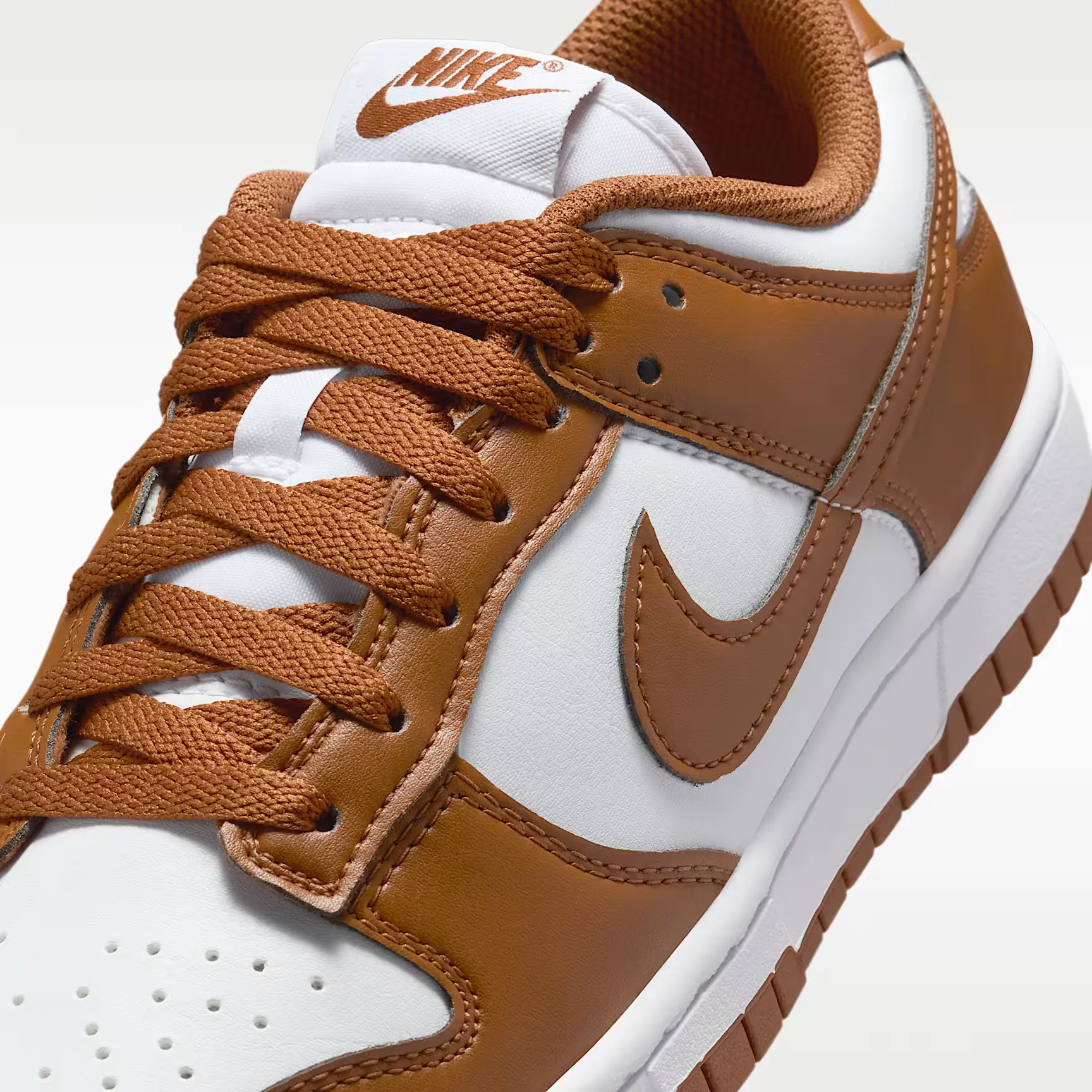 000000_Nike-Dunk-Low-WMNS_Sail-White-Light-British-Tan_IM6572-101_img6