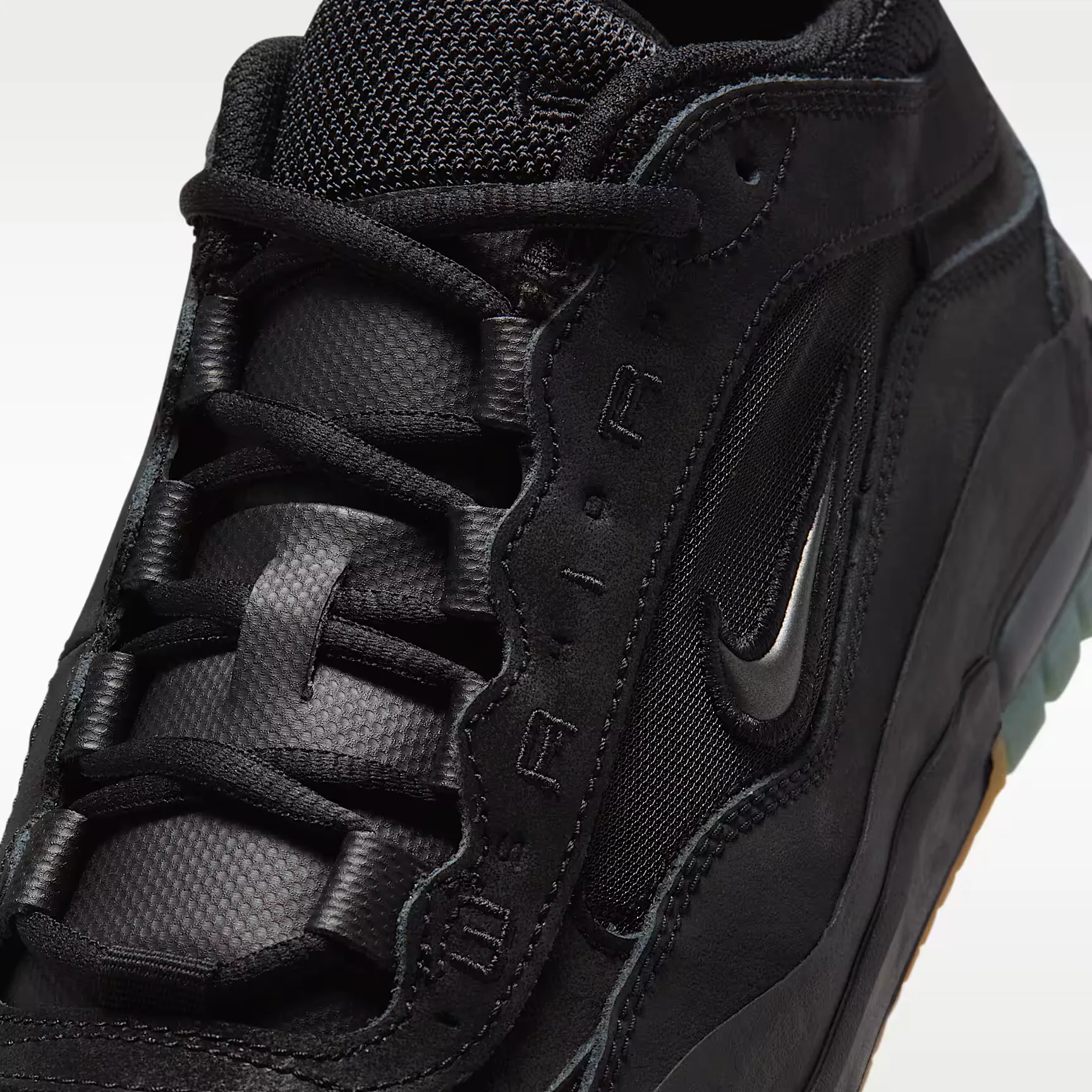 000000_Nike-SB-Air-Max-Ishod_Triple-Black-Gum_IR1887-001_img6