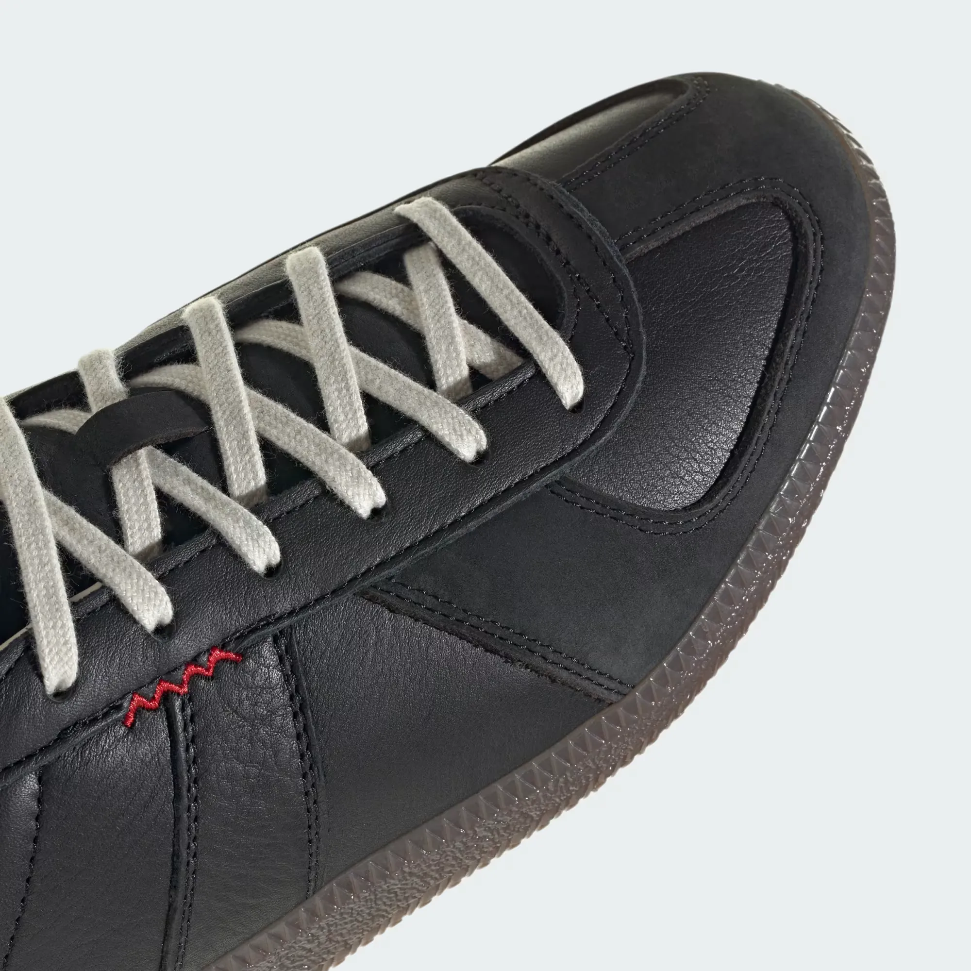 000000_adidas_Core-Black-Chalk-White-Gum_KK3303_img1