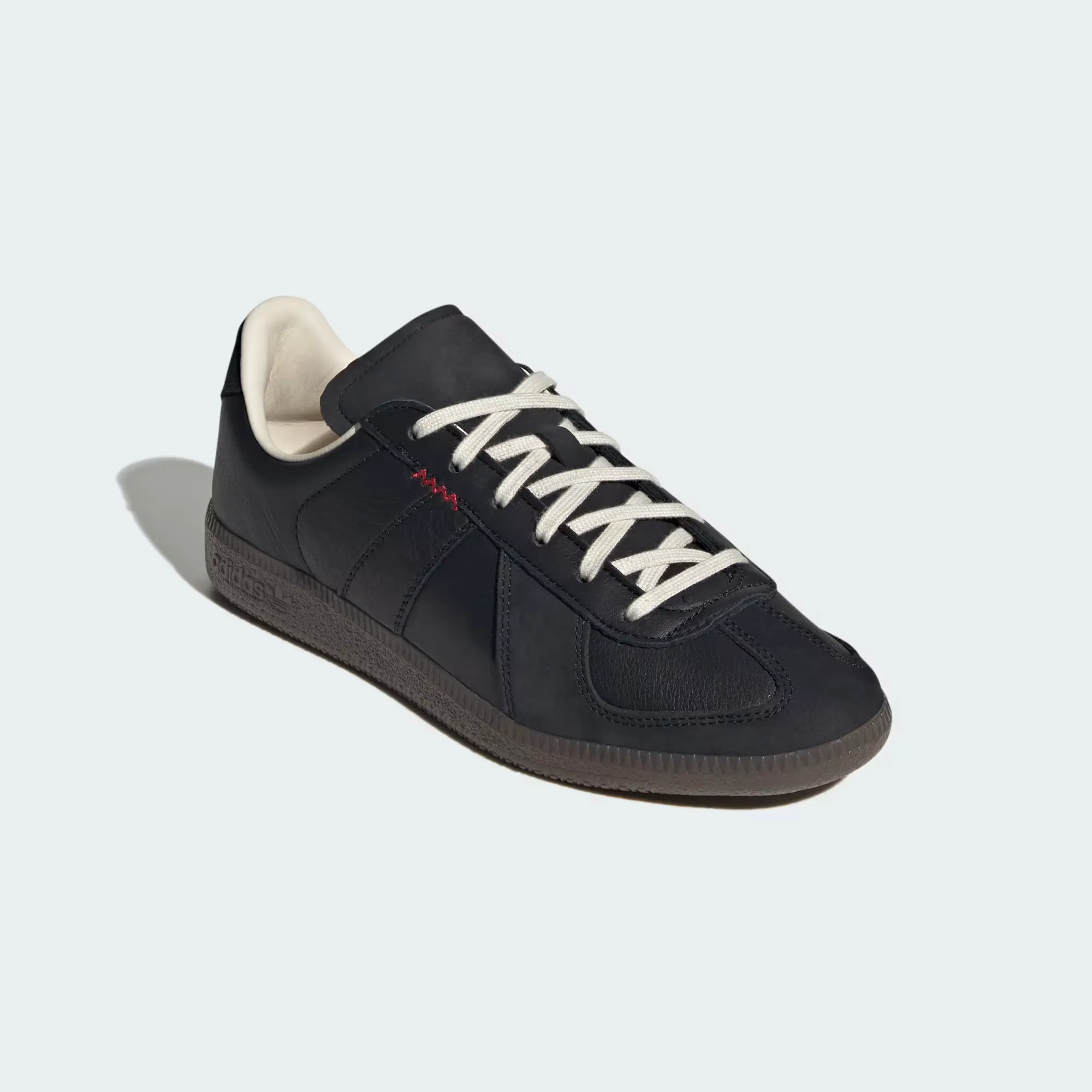 000000_adidas_Core-Black-Chalk-White-Gum_KK3303_img4