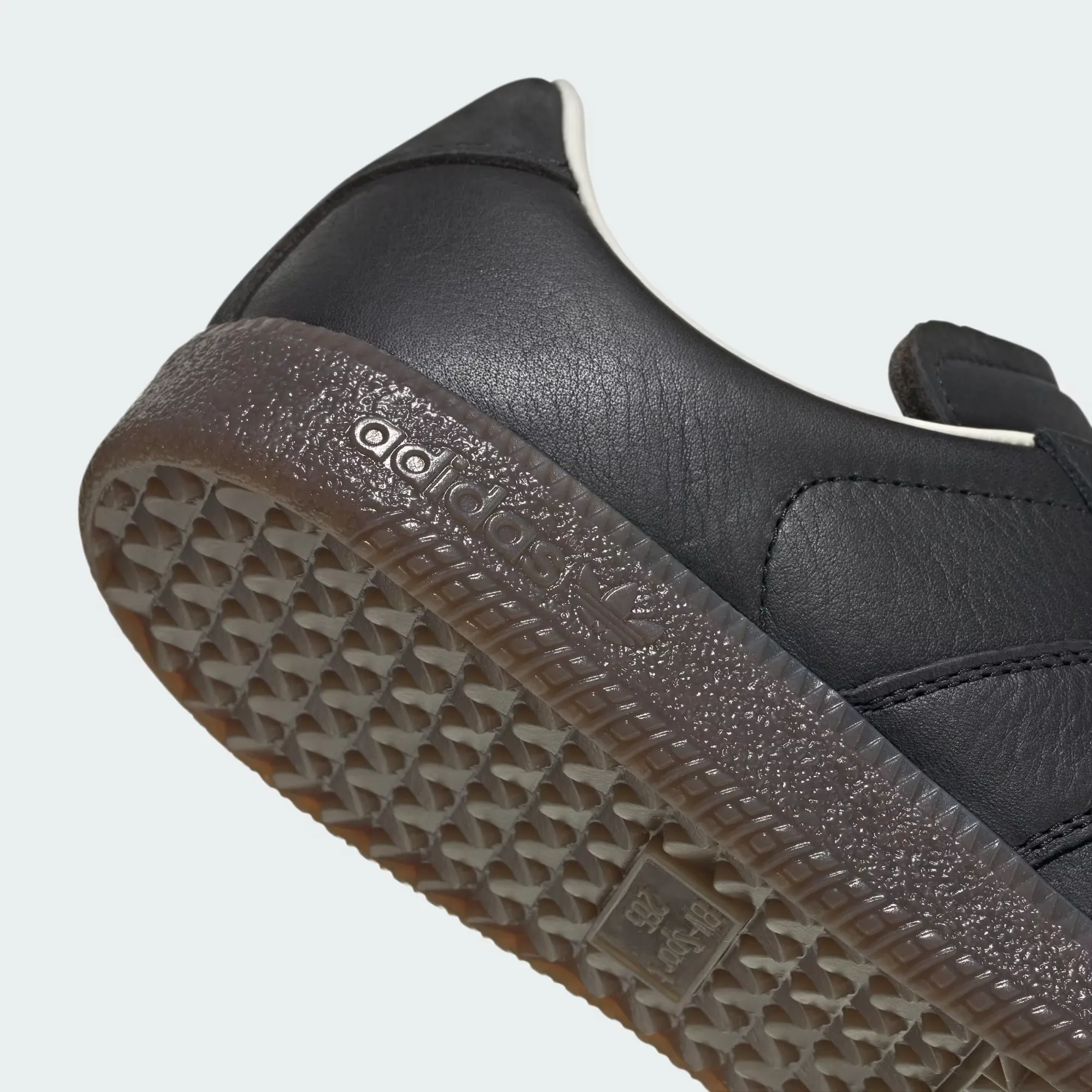 000000_adidas_Core-Black-Chalk-White-Gum_KK3303_img9