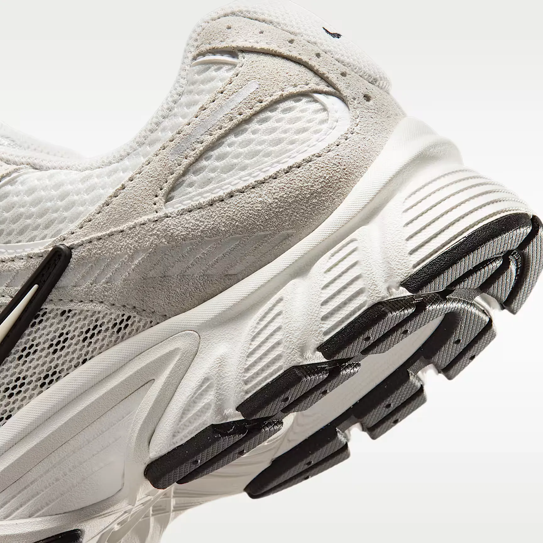 000000_Nike_V5-Rnr-Suede-Summit-White-Photon-Dust_IX0197-105_img7