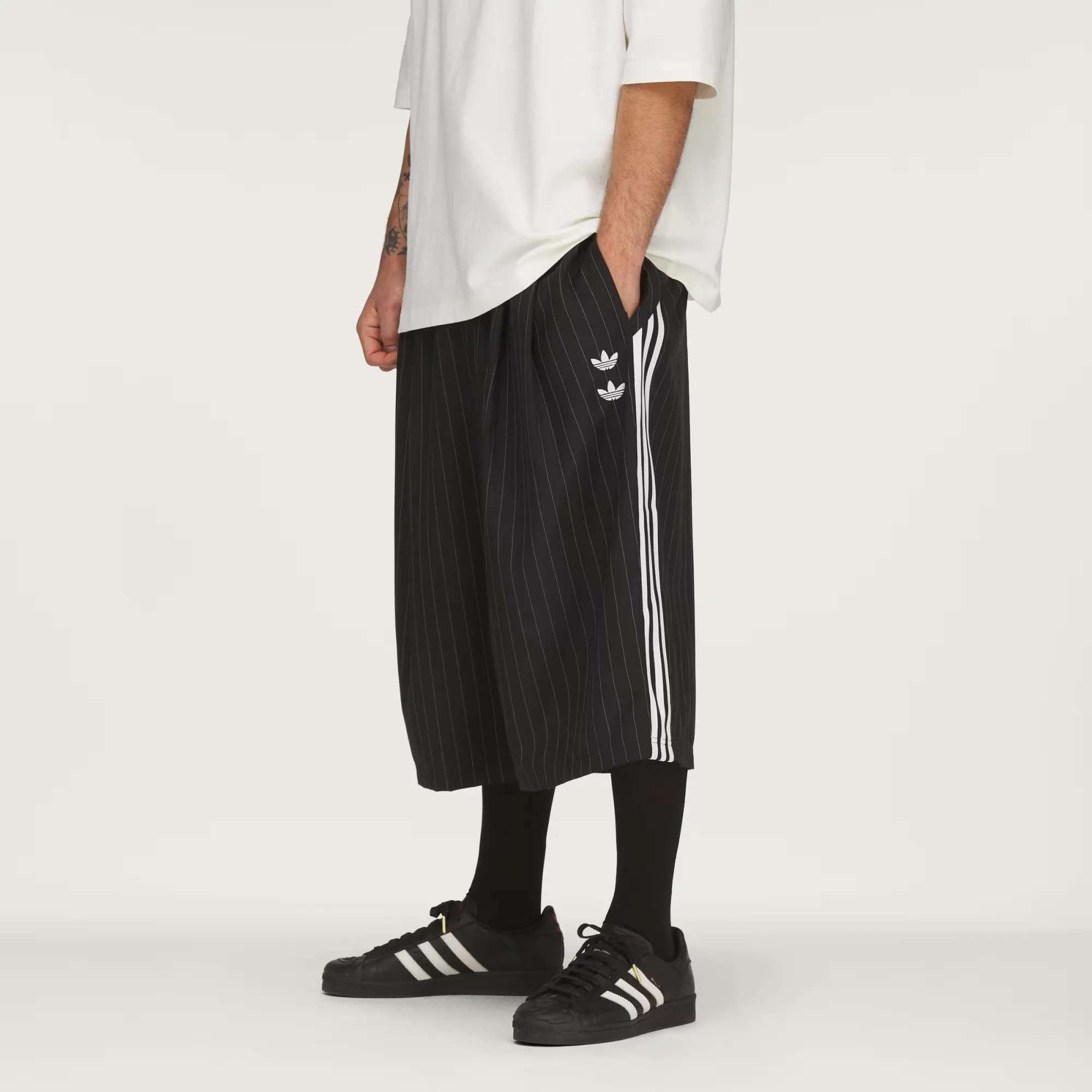 Image de Image gallery #3 adidas Chavarria Long Stripe Shorts Black White KV2247