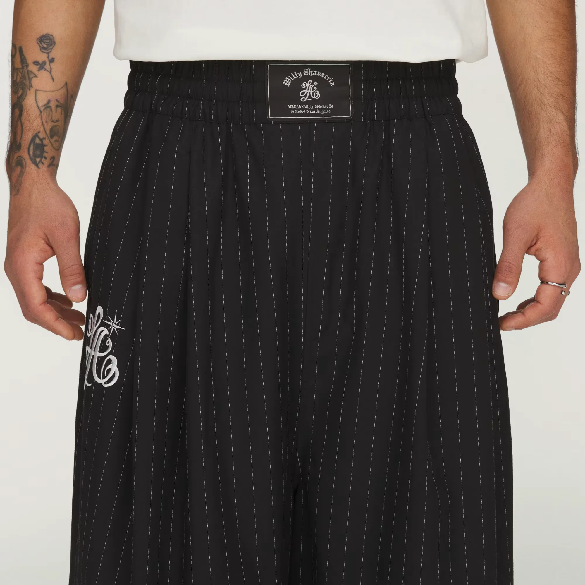 000000_adidas-Chavarria-Long-Stripe-Shorts_Black-White_KV2247_img7