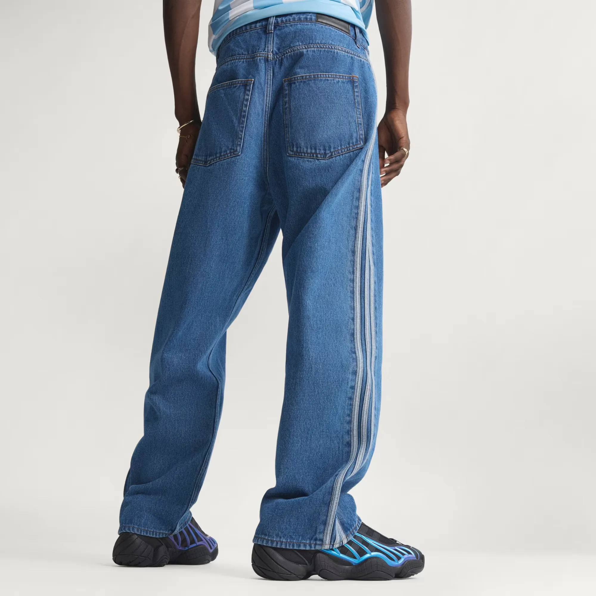 000000_adidas-Firebird-Adicolor-Denim-Pants_Blue-Denim_KD1499_img1