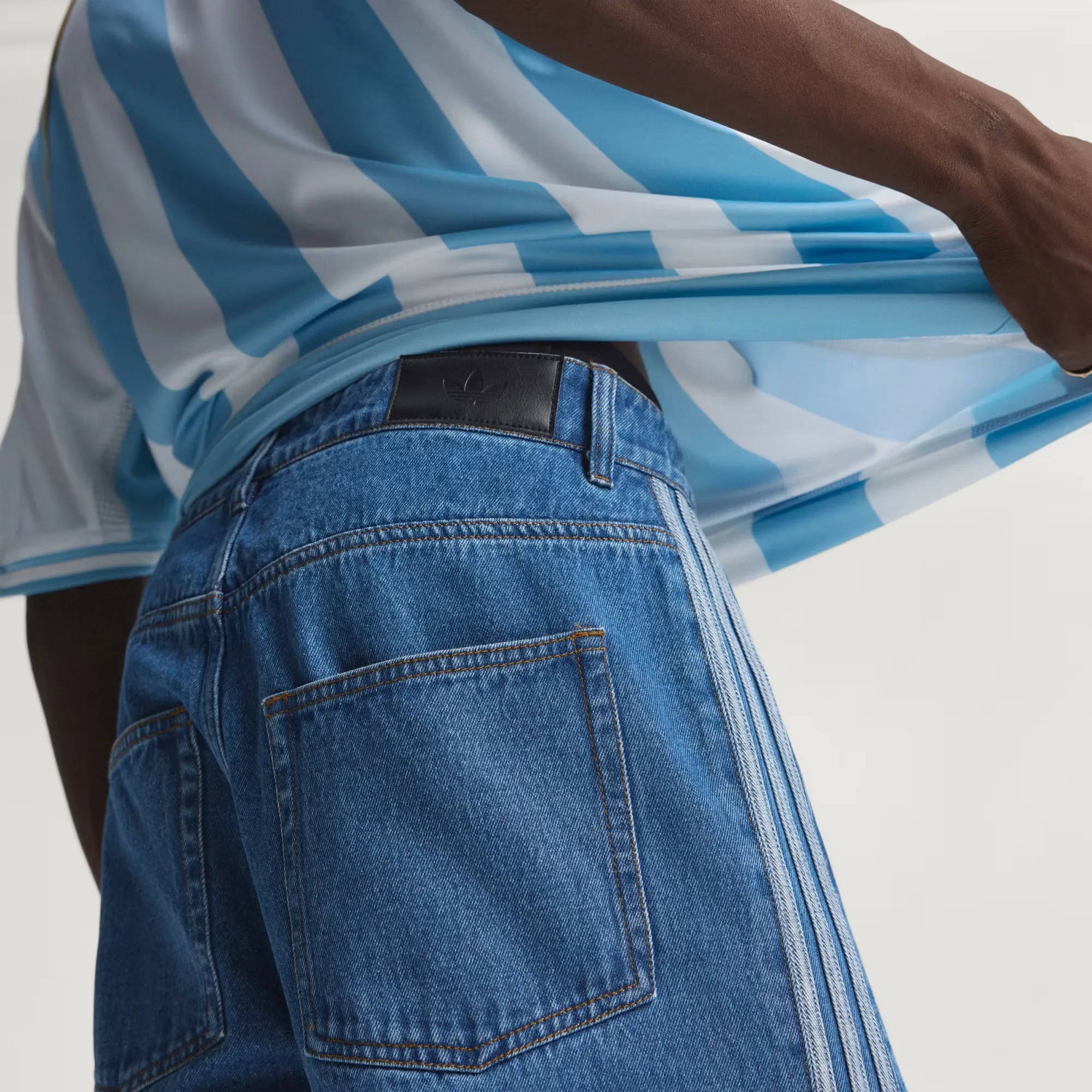 000000_adidas-Firebird-Adicolor-Denim-Pants_Blue-Denim_KD1499_img4