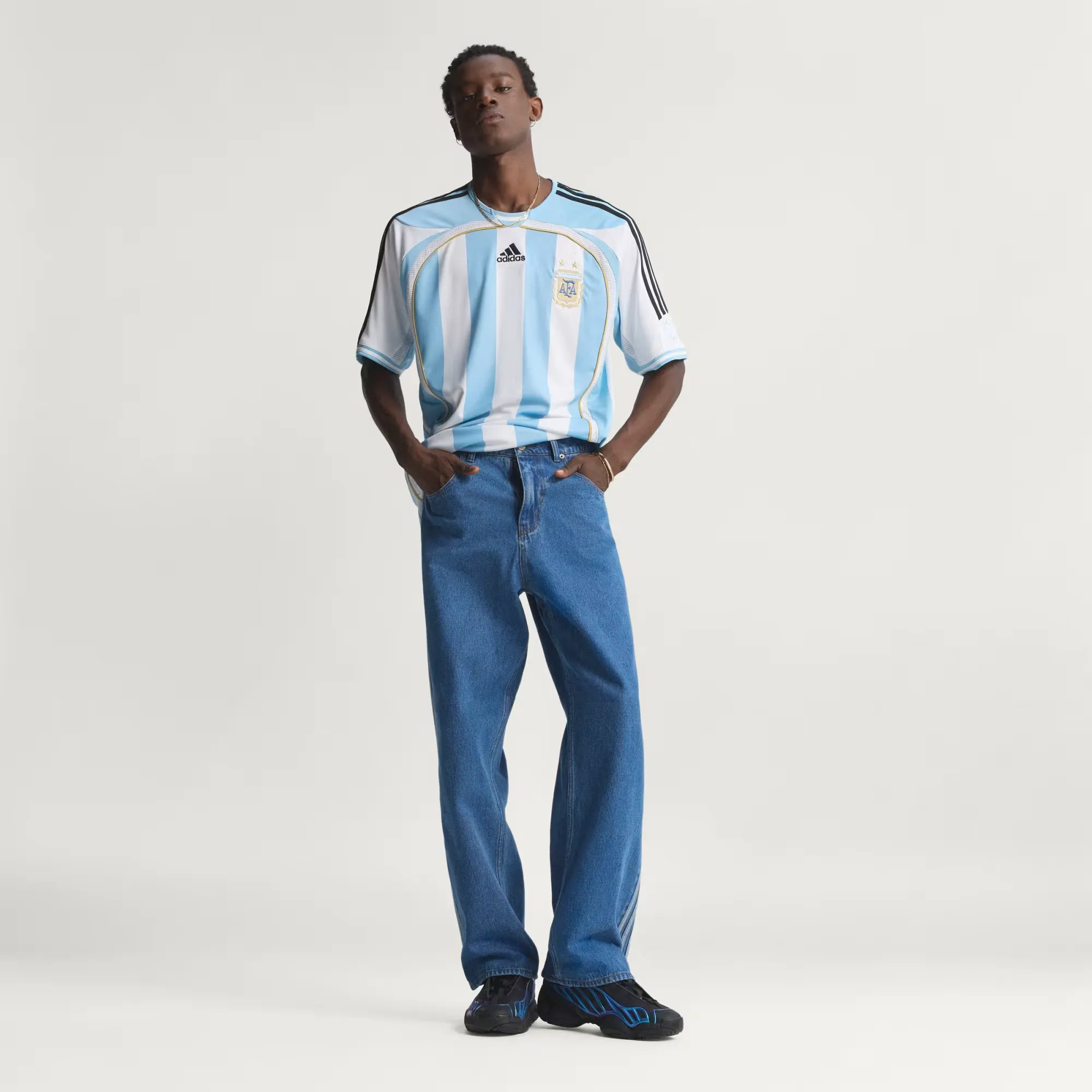 000000_adidas-Firebird-Adicolor-Denim-Pants_Blue-Denim_KD1499_img7