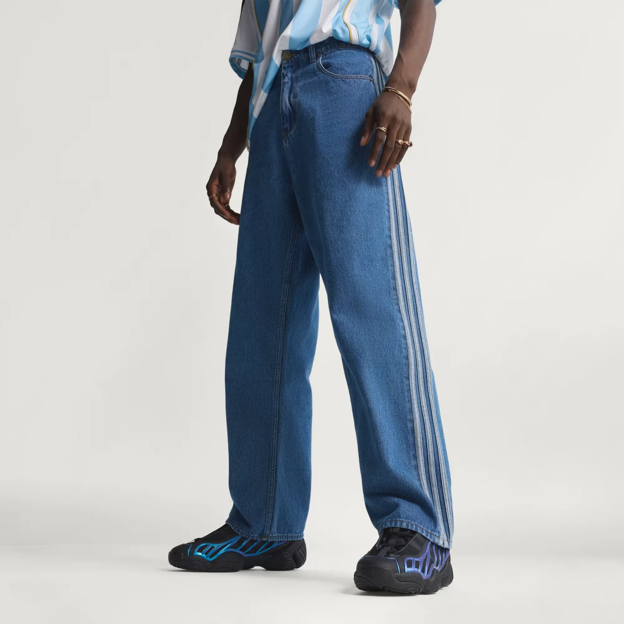 000000_adidas-Firebird-Adicolor-Denim-Pants_Blue-Denim_KD1499_img8