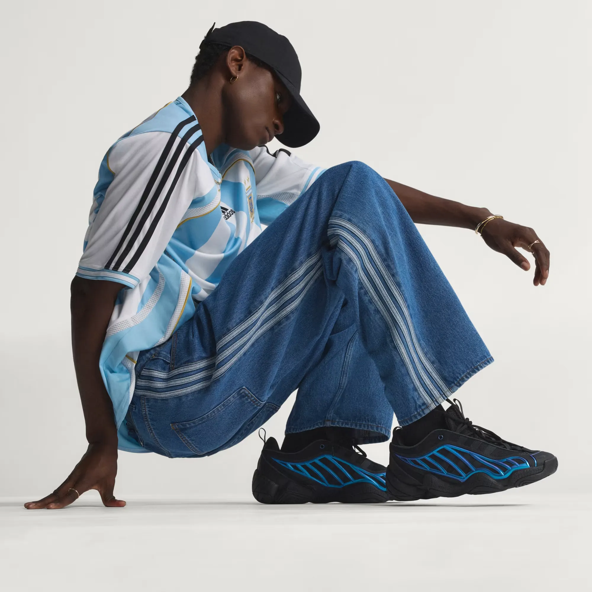 000000_adidas-Firebird-Adicolor-Denim-Pants_Blue-Denim_KD1499_img0