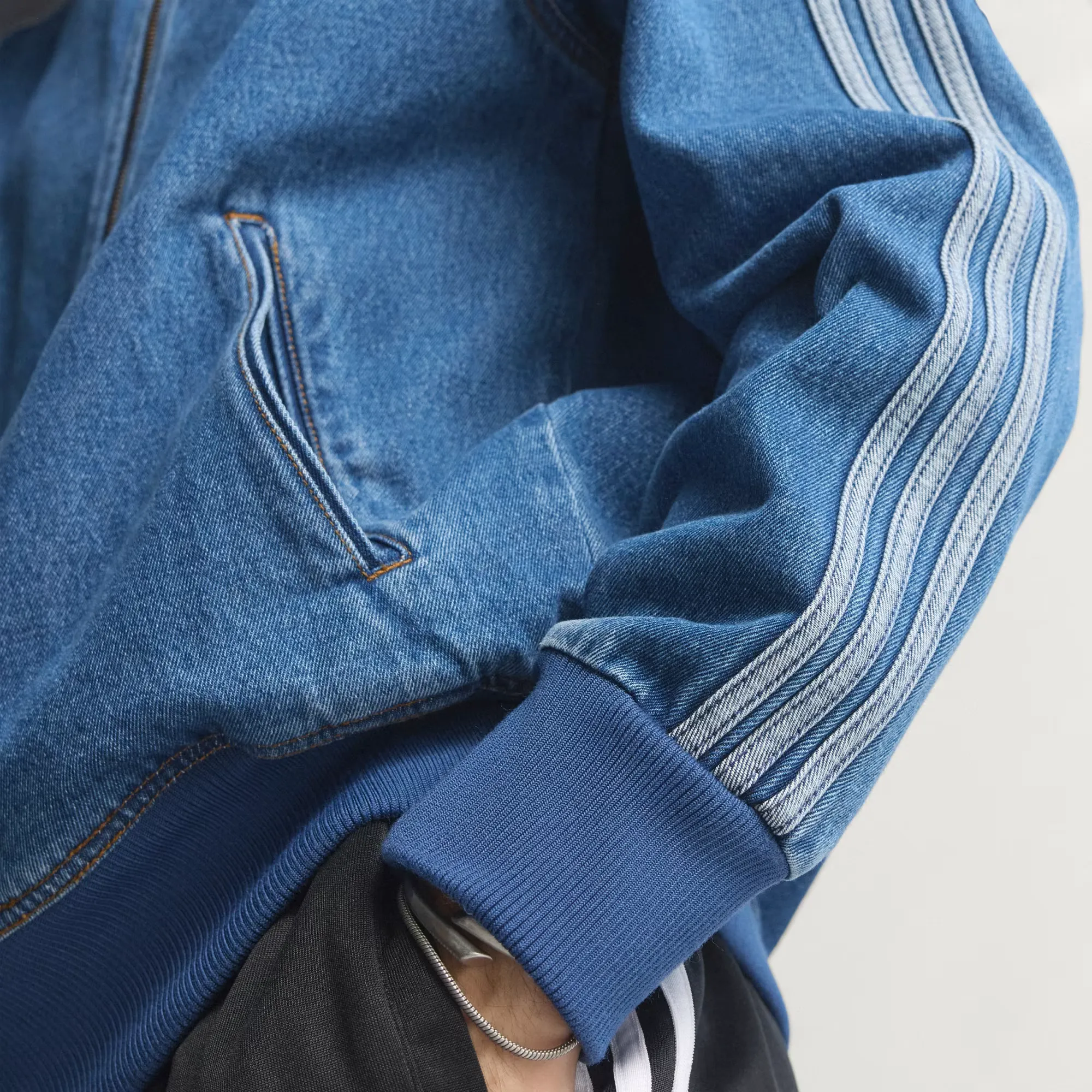 000000_adidas-Adicolor-Firebird-Track-Jacket_Blue-Denim_KD1517_img7