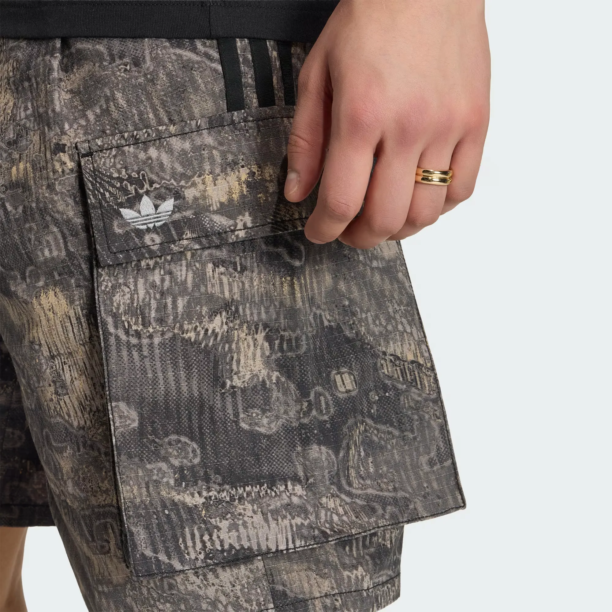 000000_adidas-Adilenium-Season-5-AOP-Cargo-Shorts_Chalk-Pearl-Wonder-Taupe_KX4829_img4