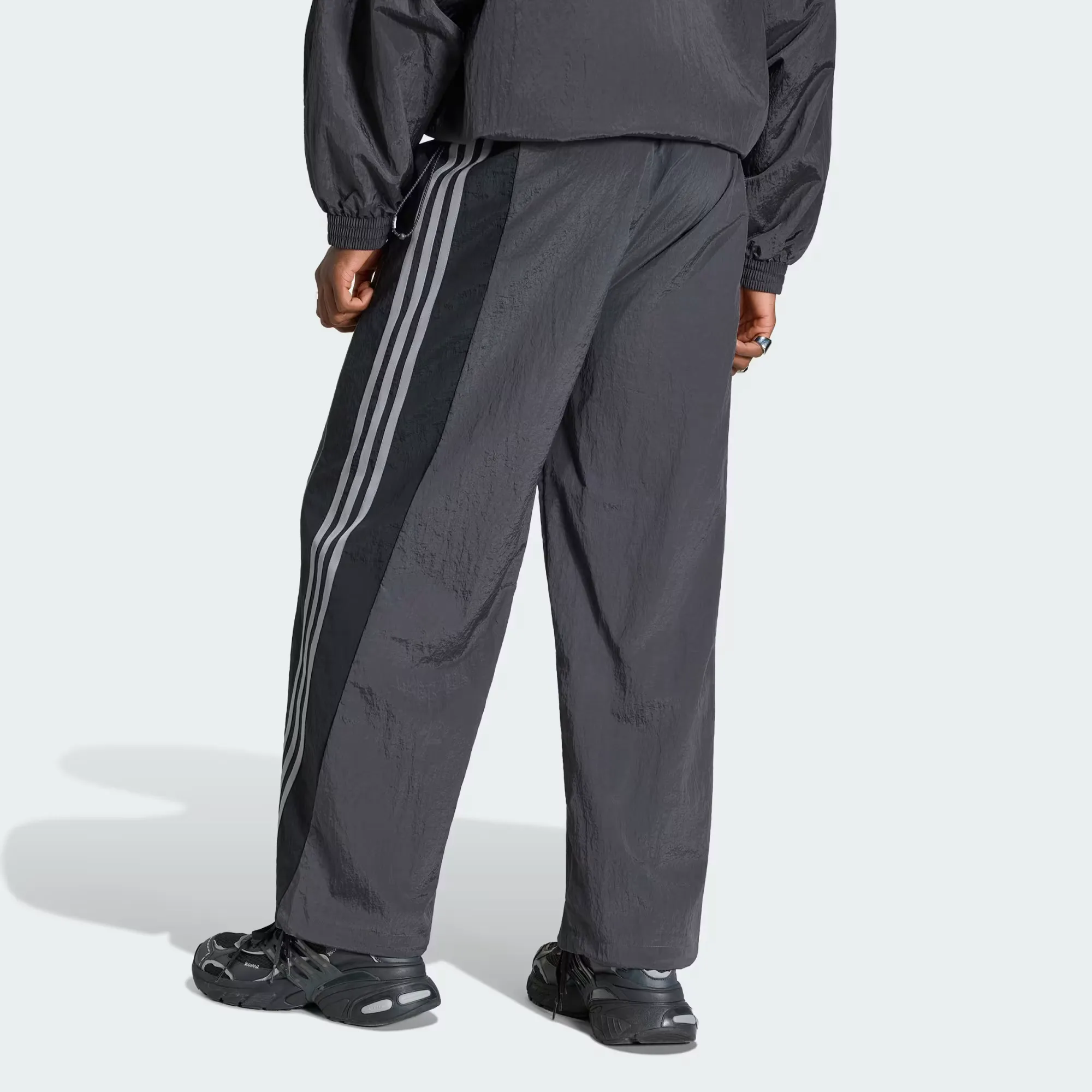 000000_adidas-Adilenium-Season-5-Track-Pants_Utility-Black_KX4833_img1