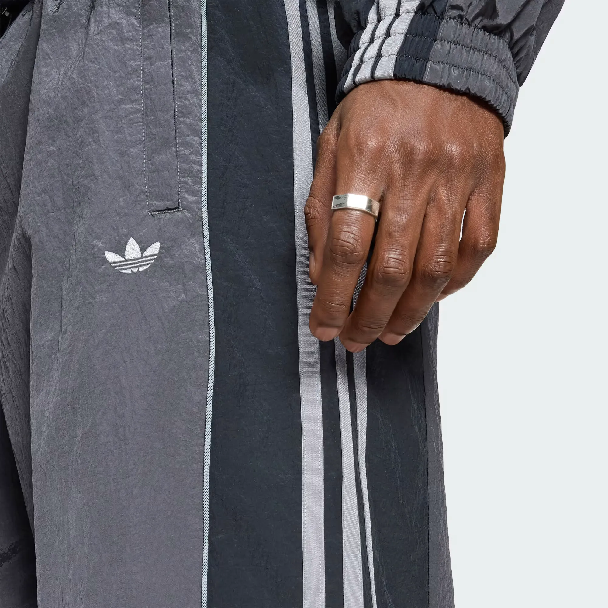 000000_adidas-Adilenium-Season-5-Track-Pants_Utility-Black_KX4833_img4