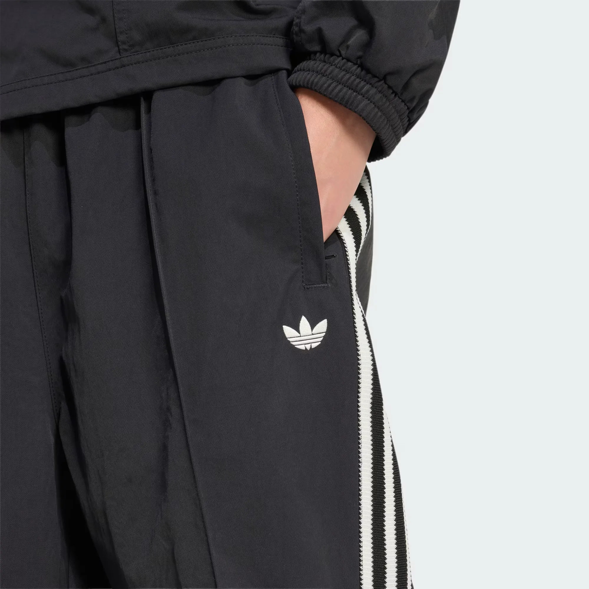 000000_adidas-Britcore-Track-Pants_Black_HZ3784_img4