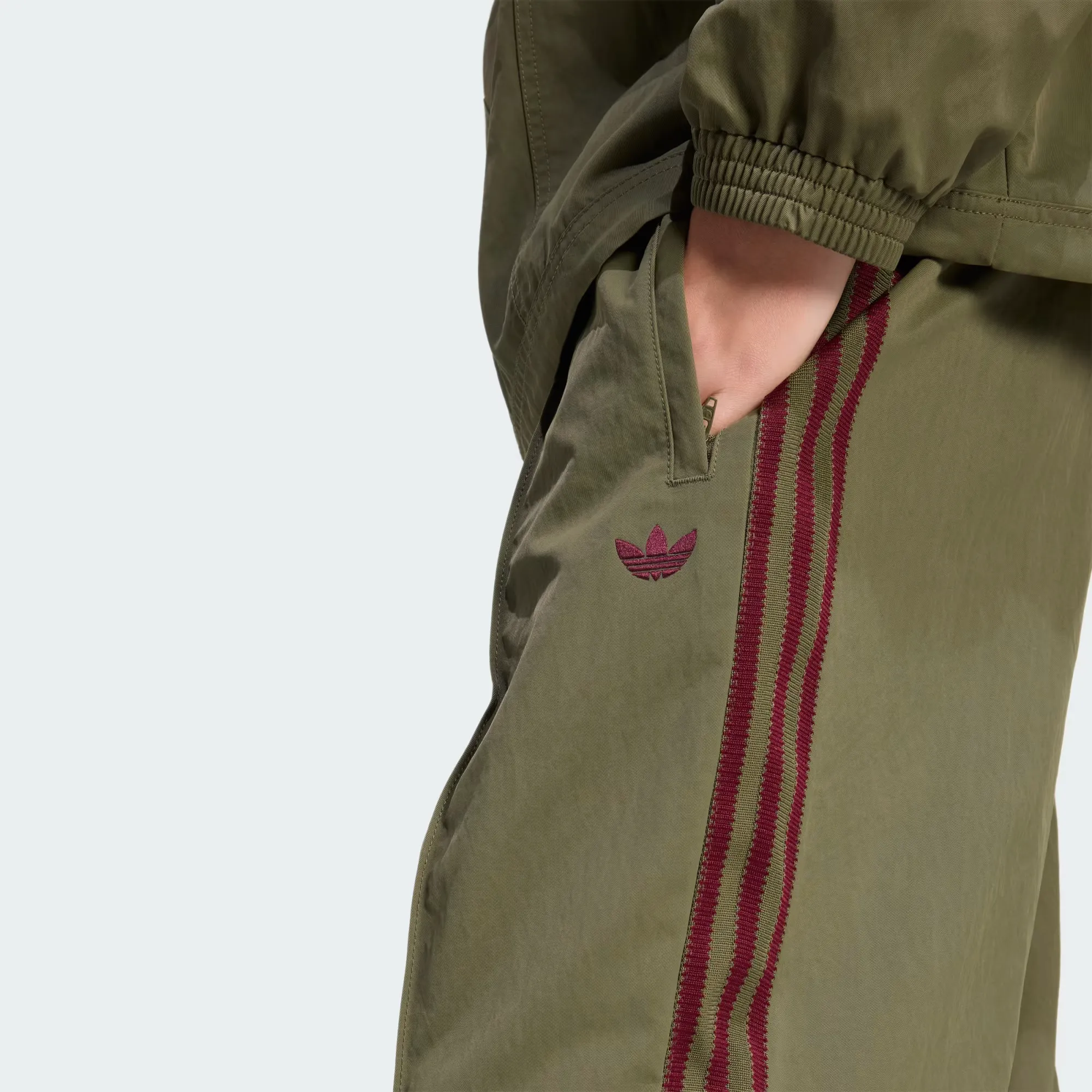 000000_adidas-Originals-Britcore-Track-Pants_Olive-Strata_KW2022_img4