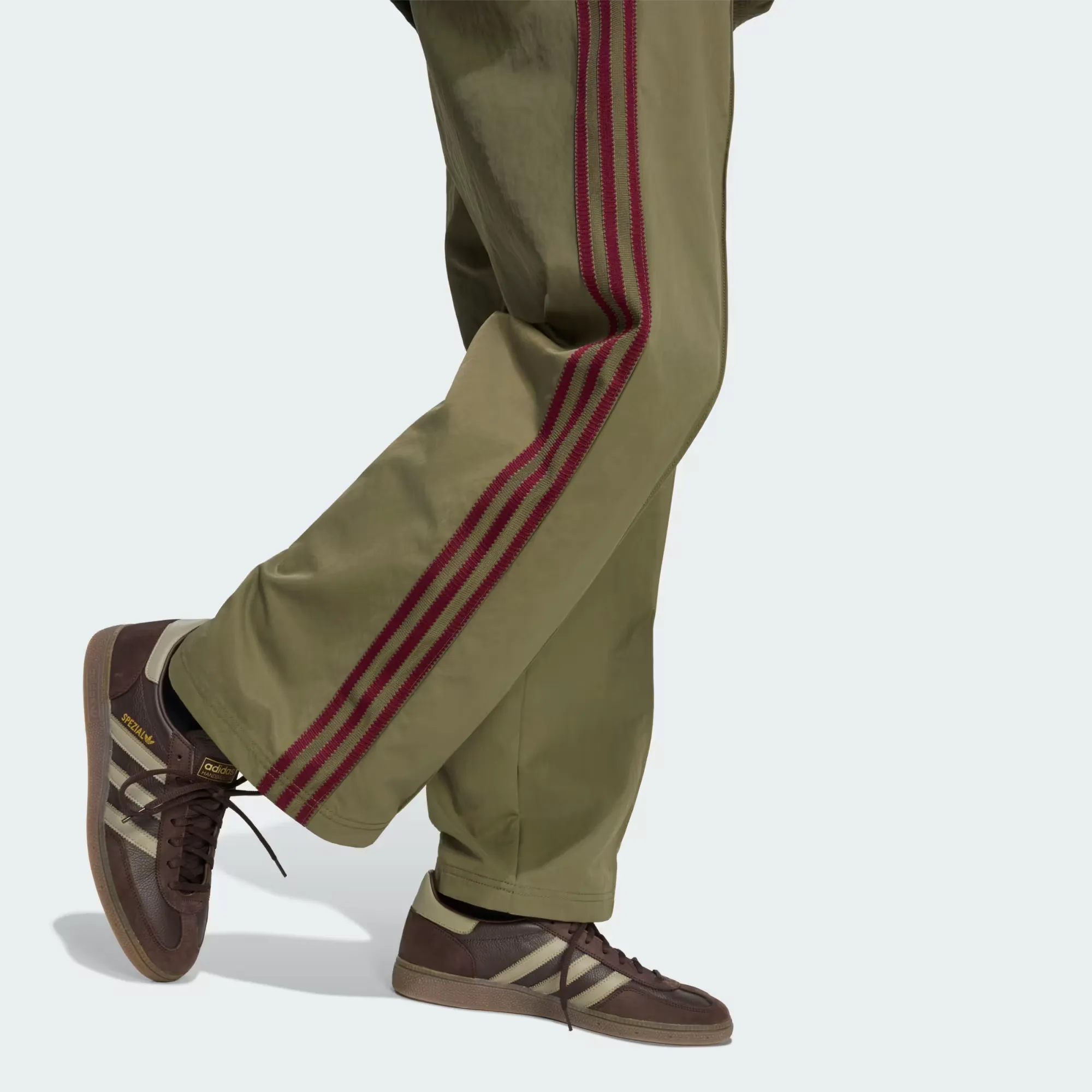 000000_adidas-Originals-Britcore-Track-Pants_Olive-Strata_KW2022_img5