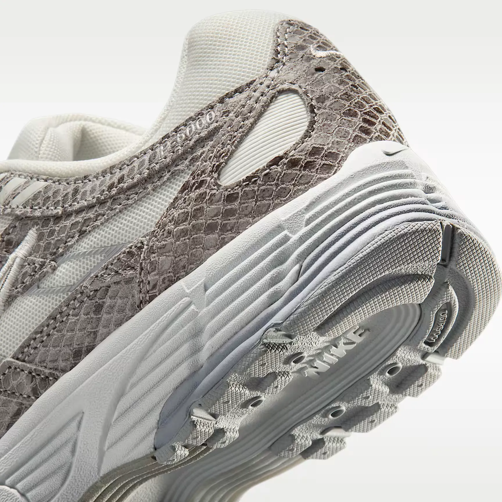 000000_Nike-P-6000-SE-WMNS_Off-White-Snakeskin_IH4451-101_img7