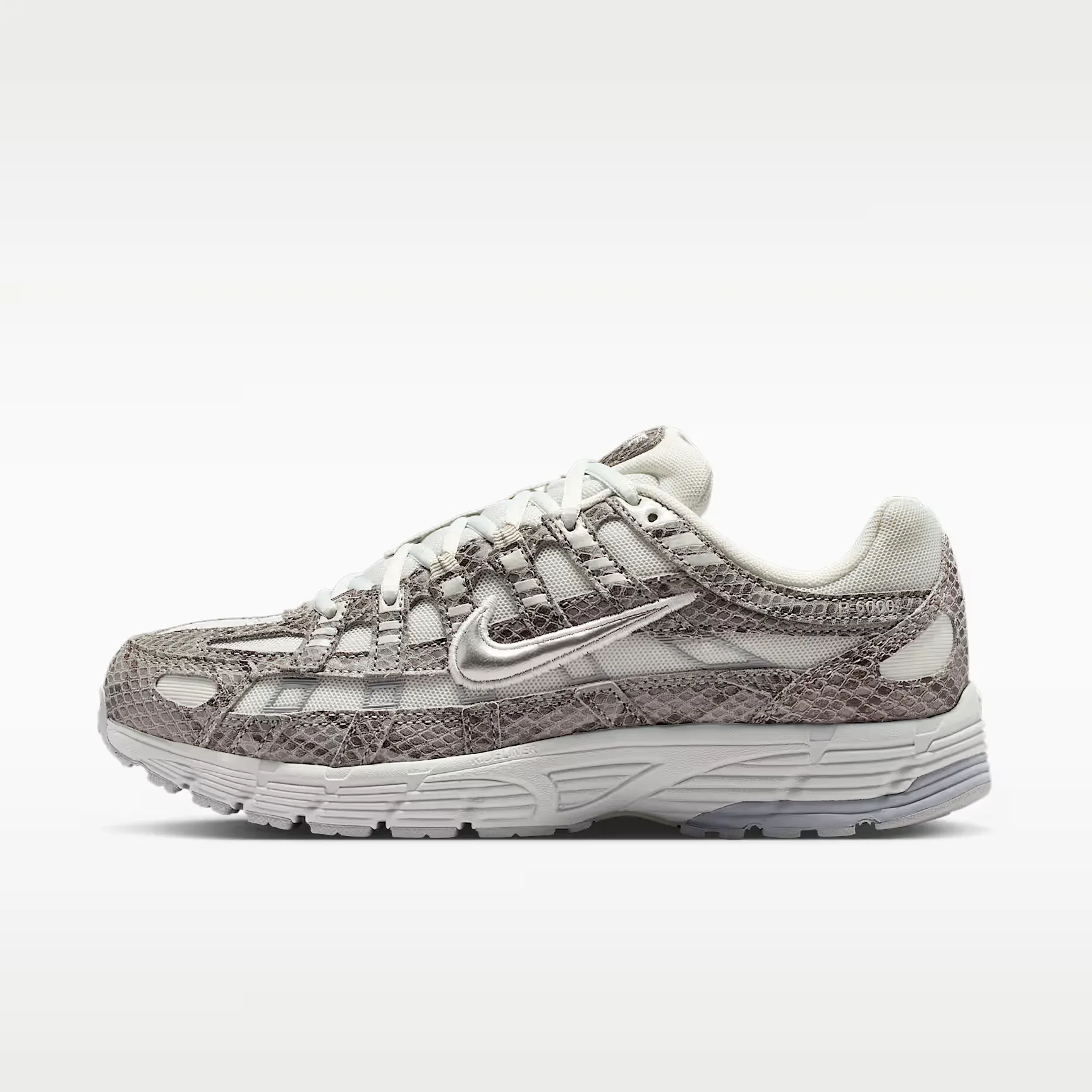 000000_Nike-P-6000-SE-WMNS_Off-White-Snakeskin_IH4451-101_img0