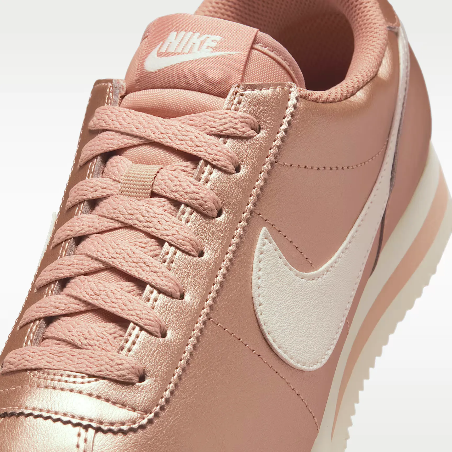 000000_Nike-Cortez-WMNS_Metallic-Red-Bronze-Sail_IR0042-900_img6