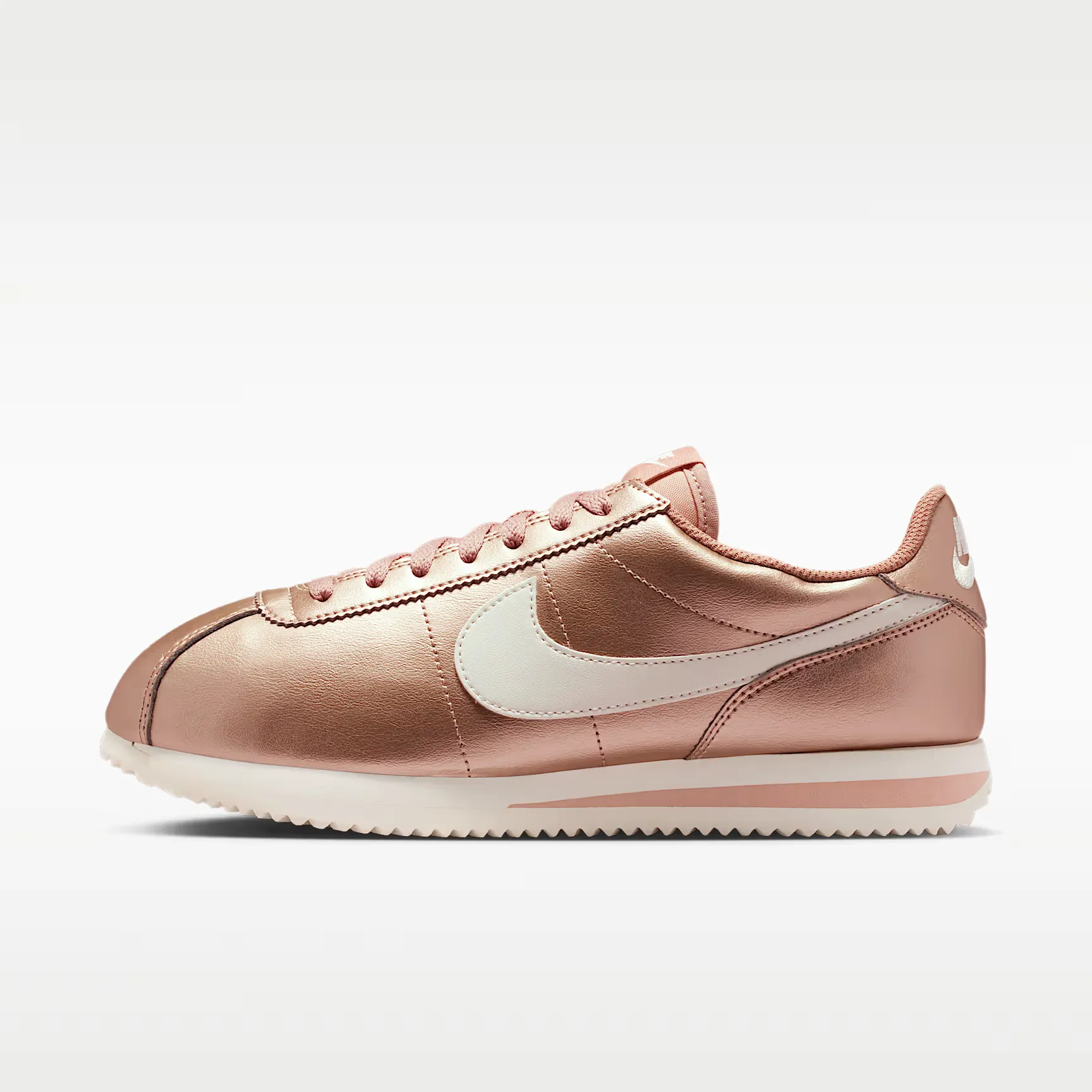 000000_Nike-Cortez-WMNS_Metallic-Red-Bronze-Sail_IR0042-900_img0