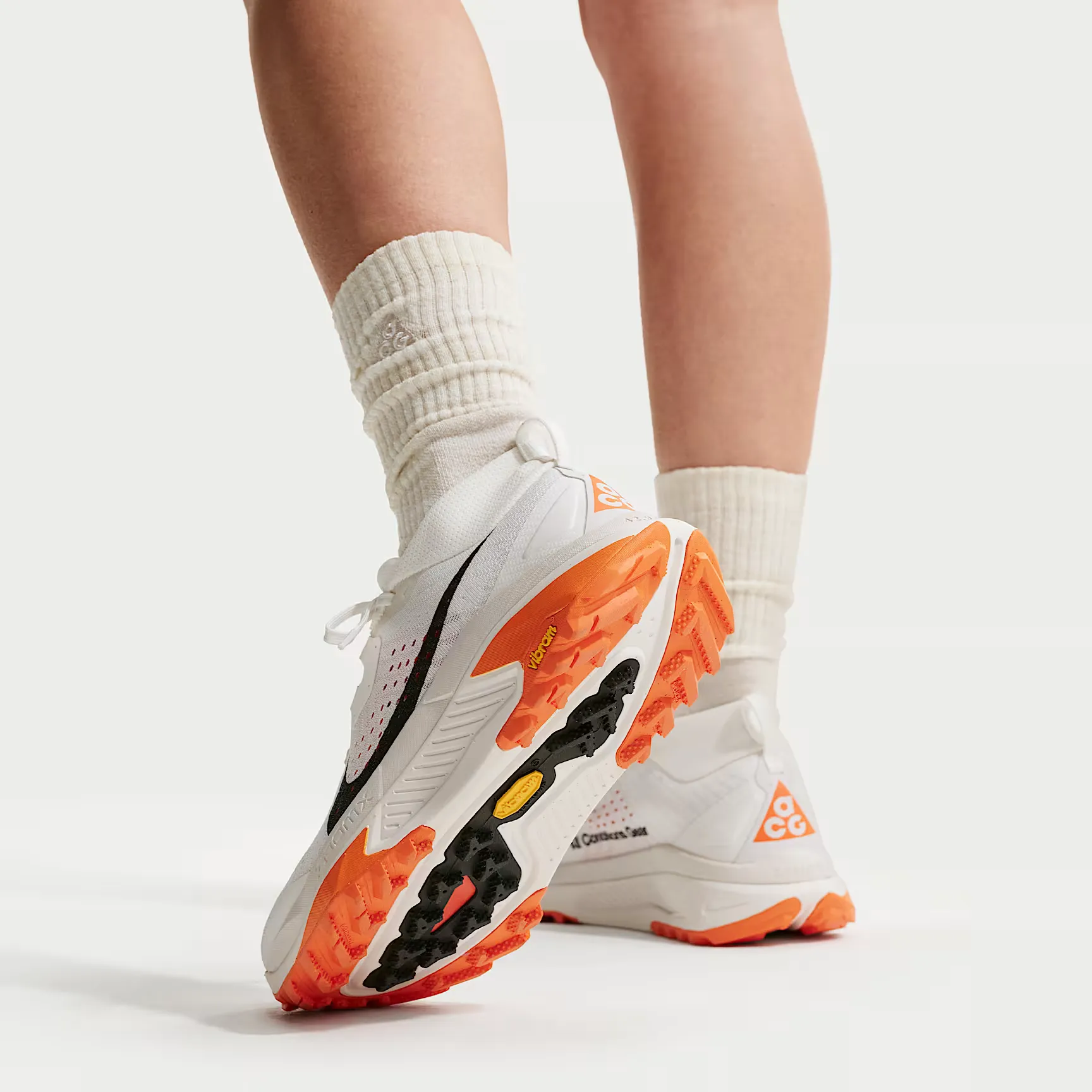 000000_Nike-ACG-Zegama-WMNS_Summit-White-Orange_HV8115-103_img9