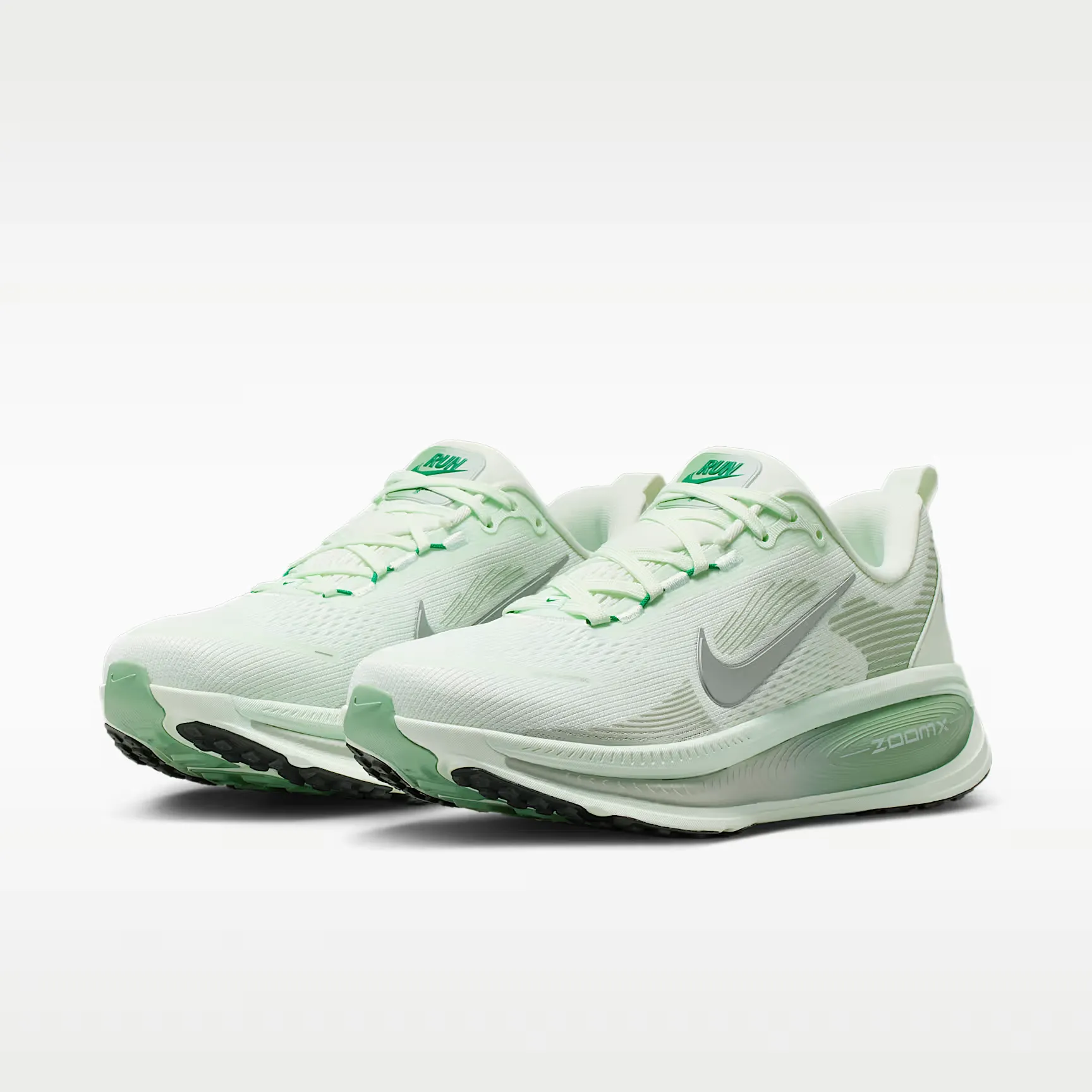 000000_Nike-Vomero-18-WMNS_Barely-Green-Metallic-Silver_HM6804-300_img4