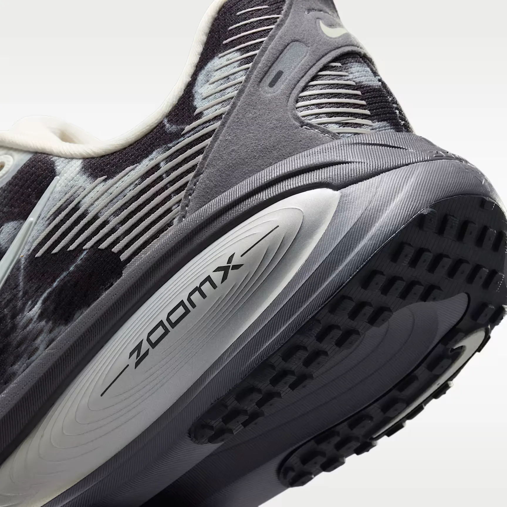 000000_Nike-Vomero-18-SE-WMNS_Phantom-Anthracite_IF4463-002_img7