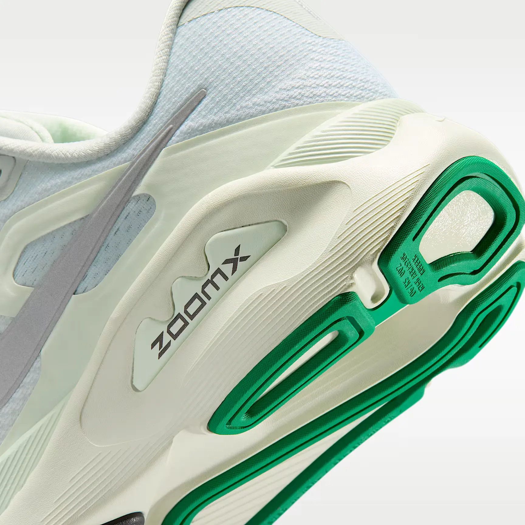 000000_Nike-Structure-Plus-WMNS_Light-Silver-Metallic-Silver_HQ3049-004_img7