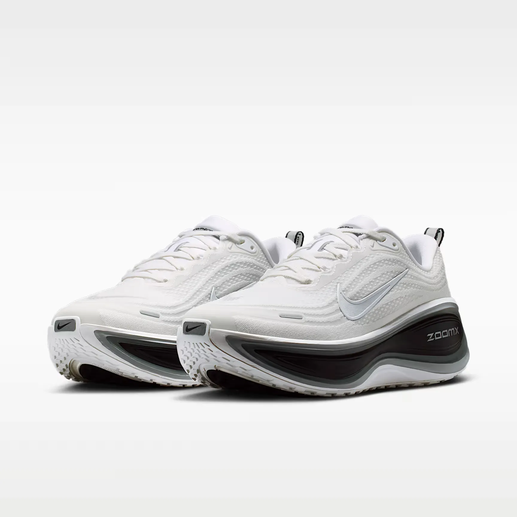 000000_Nike-Vomero-Plus_White-Metallic-Silver_II7181-102_img4