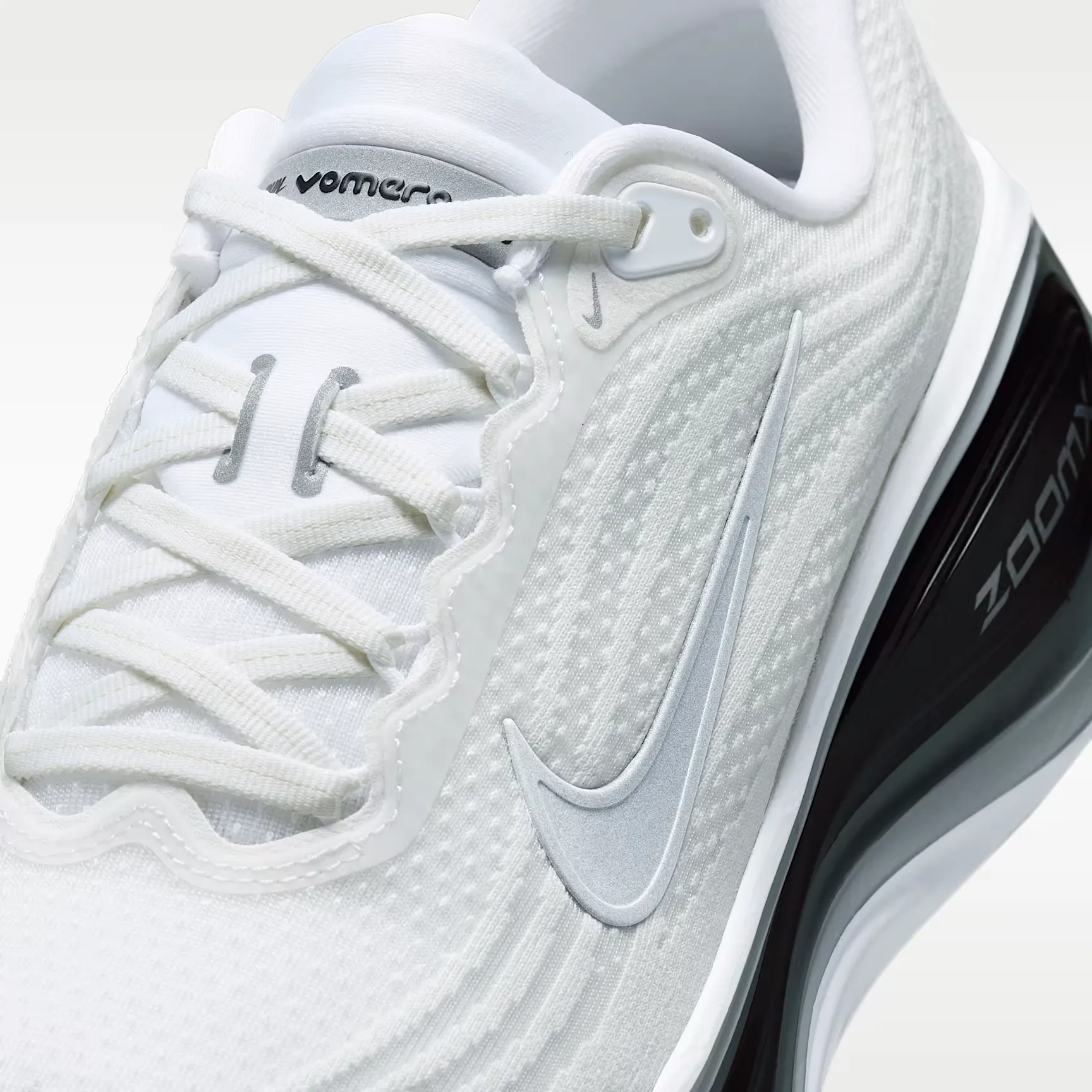 000000_Nike-Vomero-Plus_White-Metallic-Silver_II7181-102_img6