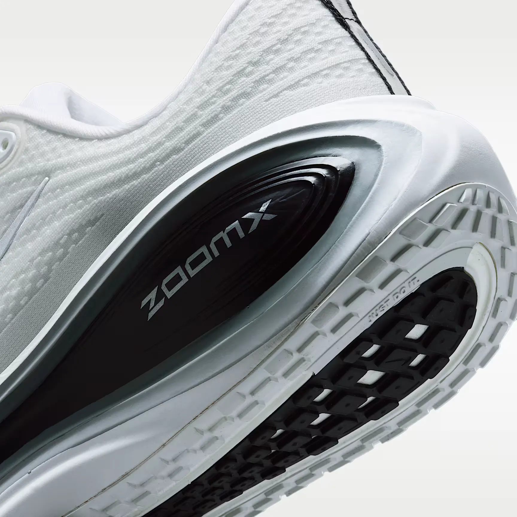 000000_Nike-Vomero-Plus_White-Metallic-Silver_II7181-102_img7