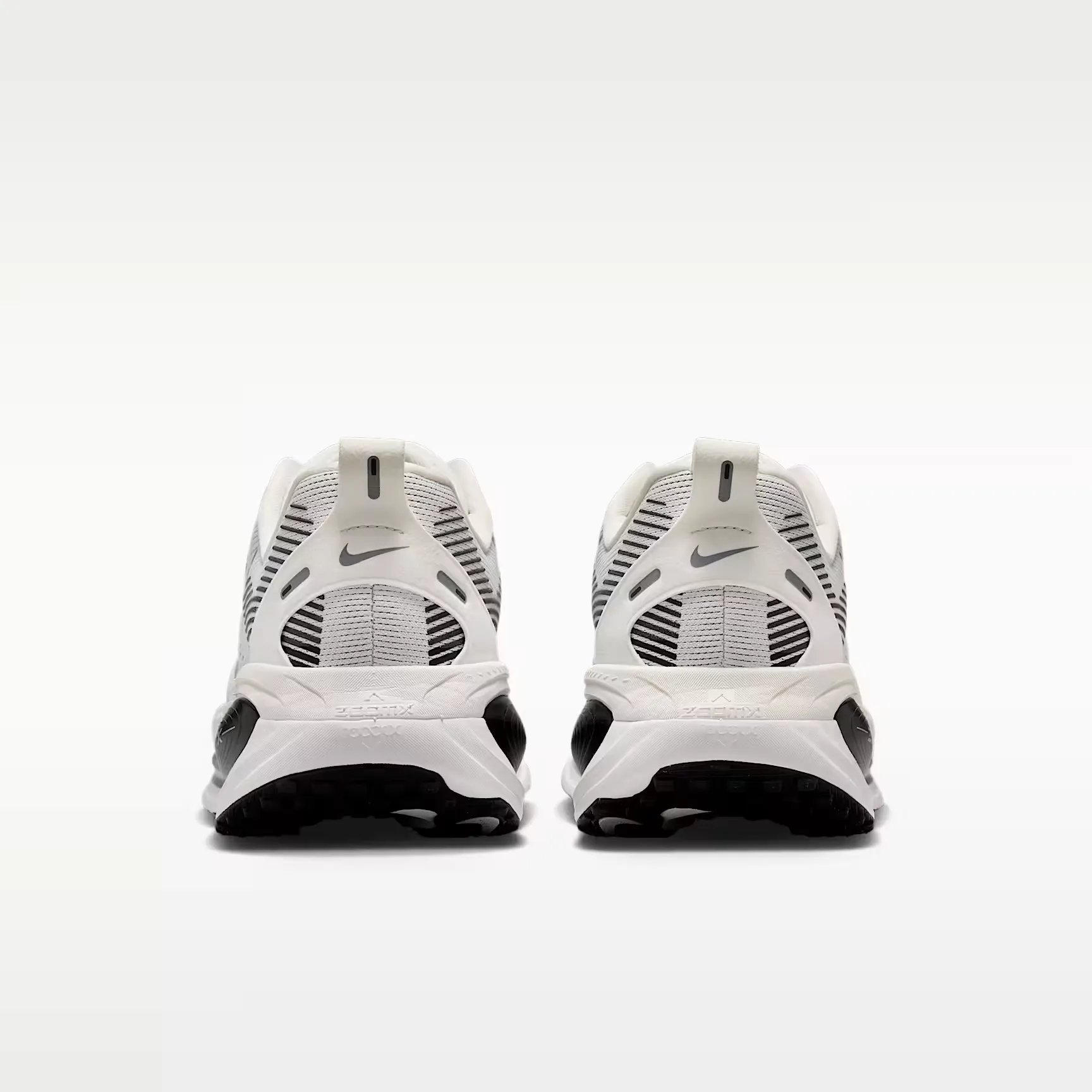 000000_Nike-Vomero-18_Summit-White-Black_II7189-100_img5